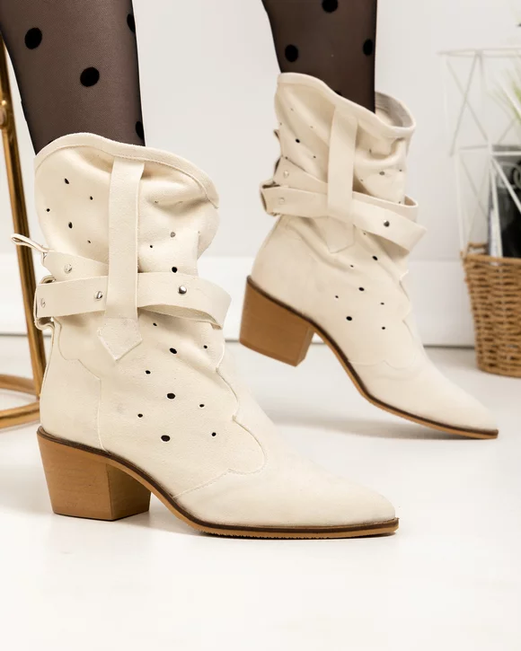 Ciocate dama piele naturala intoarsa crem cu barete si perforatii POL244