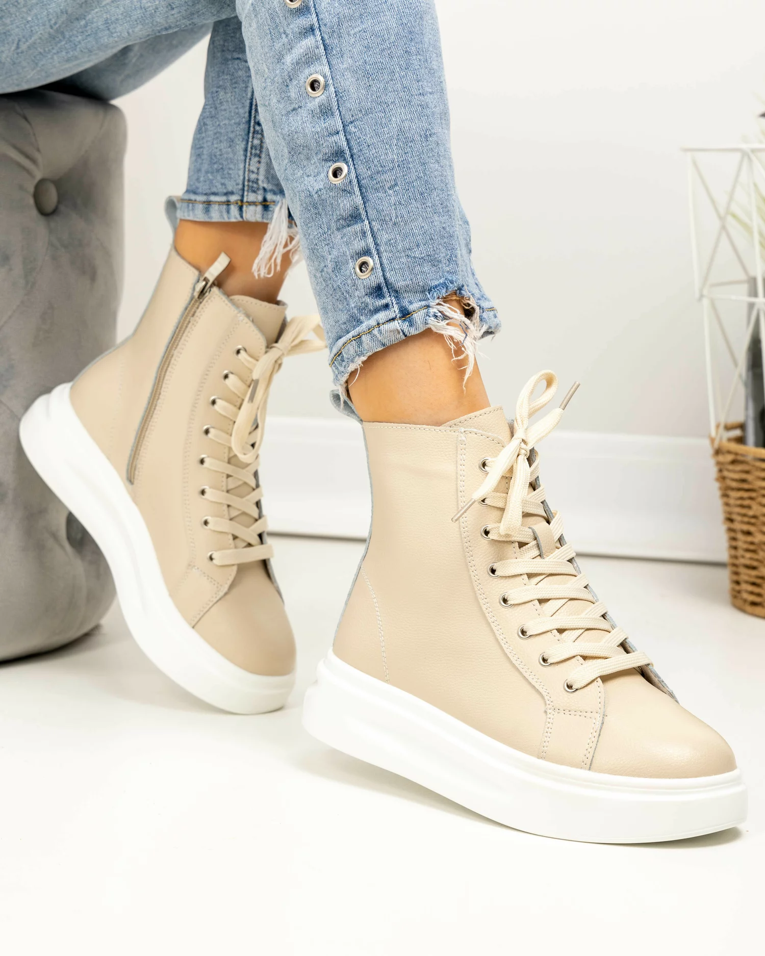 ghete-dama-piele-naturala-bej-cu-talpa-alba-aw458-81040-2.webp