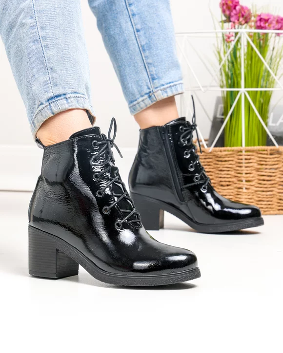 Ghete dama piele naturala lacuita negre cu inchidere fermoar si toc gros PCI082