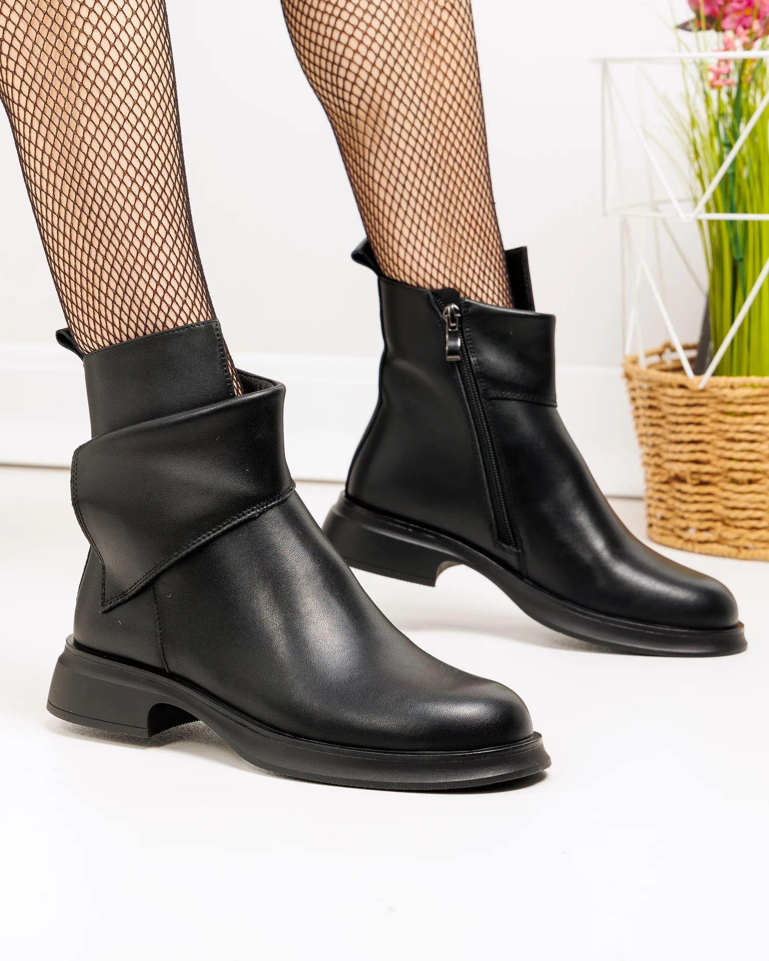 ghete-dama-piele-naturala-negre-cu-inchidere-fermoar-si-model-suprapus-tn6443-82210-2.webp