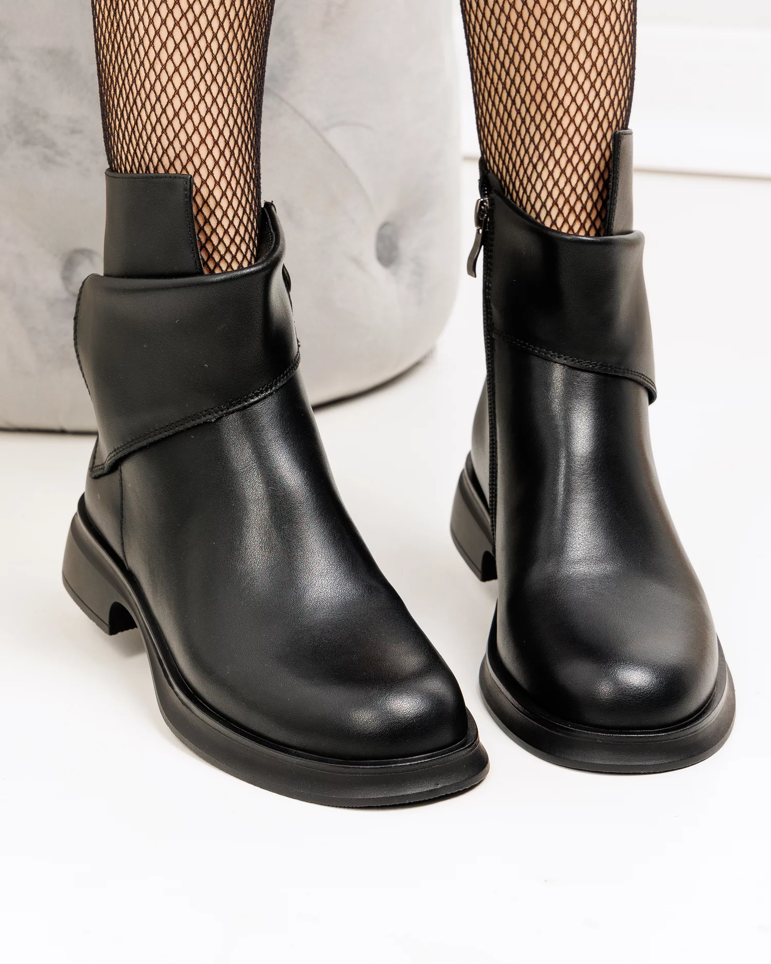ghete-dama-piele-naturala-negre-cu-inchidere-fermoar-si-model-suprapus-tn6443-82213-2.webp