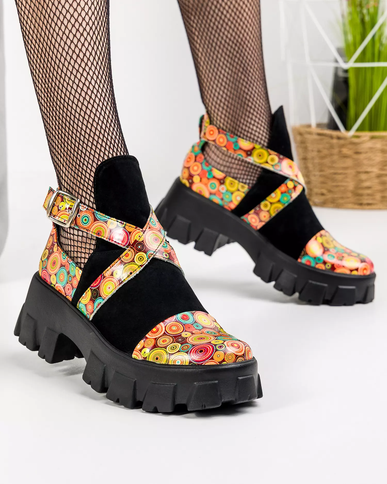 ghete-de-vara-piele-naturala-intoarsa-negre-cu-imprimeu-pastel-pol170-49495-2.webp