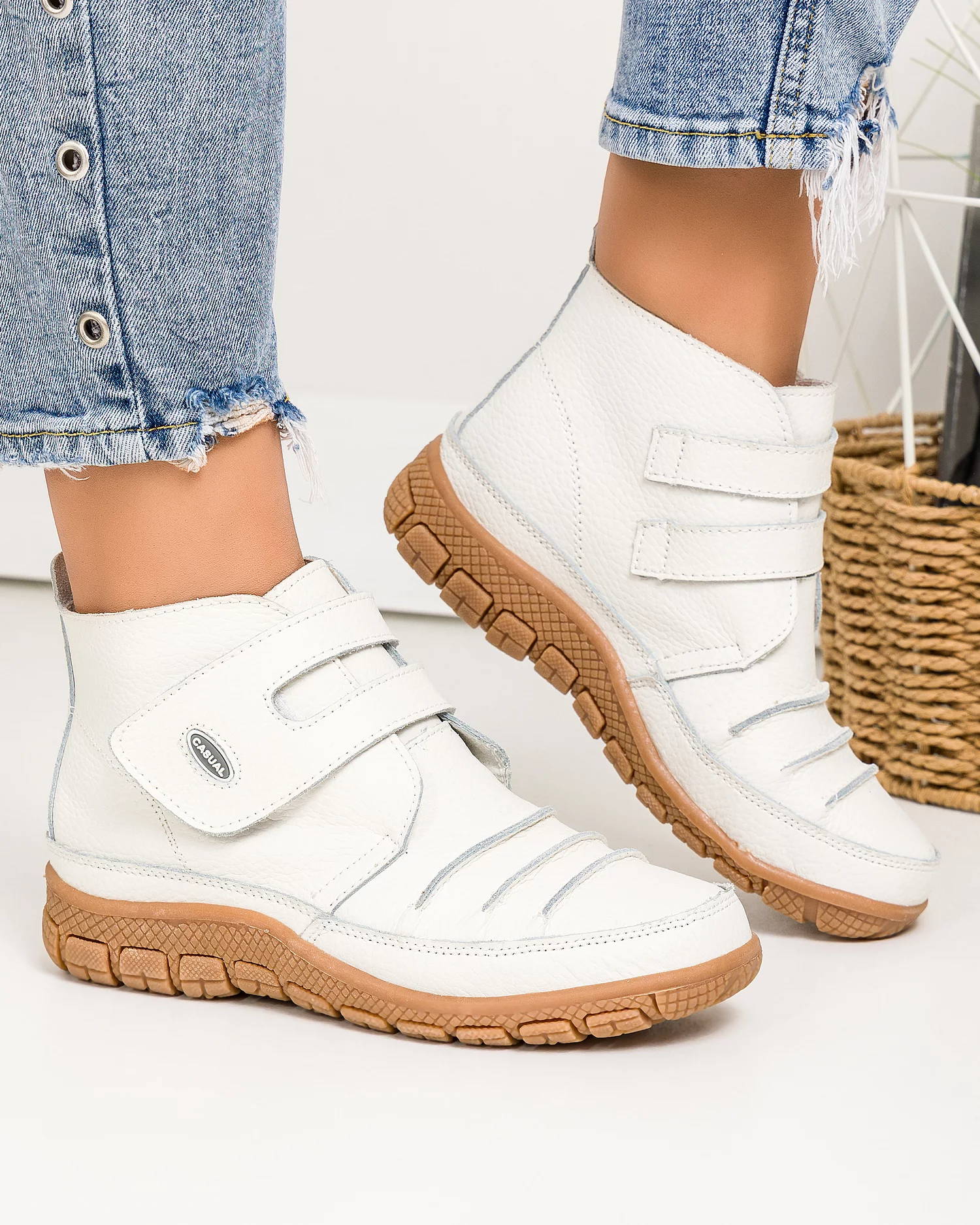 ghete-imblanite-piele-naturala-noba-albe-927-63535-2.webp