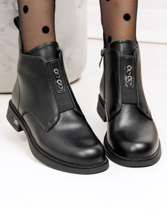 Ghete scurte dama piele naturala negre cu insertie elastica si aplicatii metalice TN6454