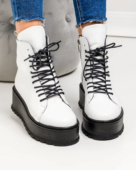 Ghete scurte piele naturala albe cu talpa neagra si inchidere fermoar BA016