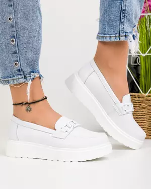 Mocasini dama piele naturala albi cu accesoriu si inchidere slip-on T-3071