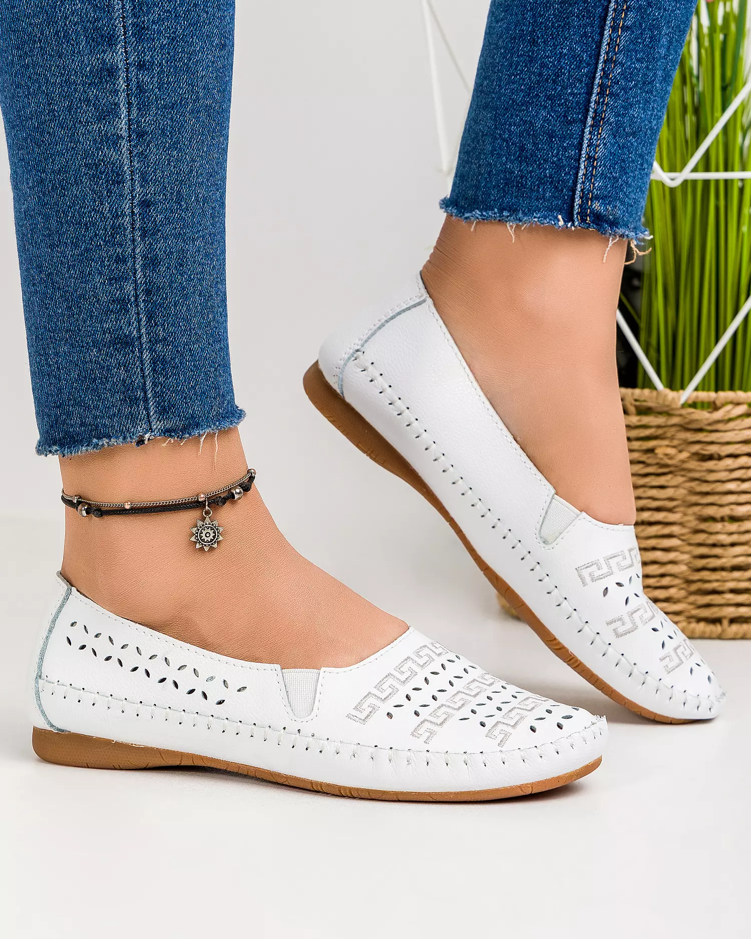 mocasini-dama-piele-naturala-albi-perforati-cusatura-decorativa-23074-51010-2.webp