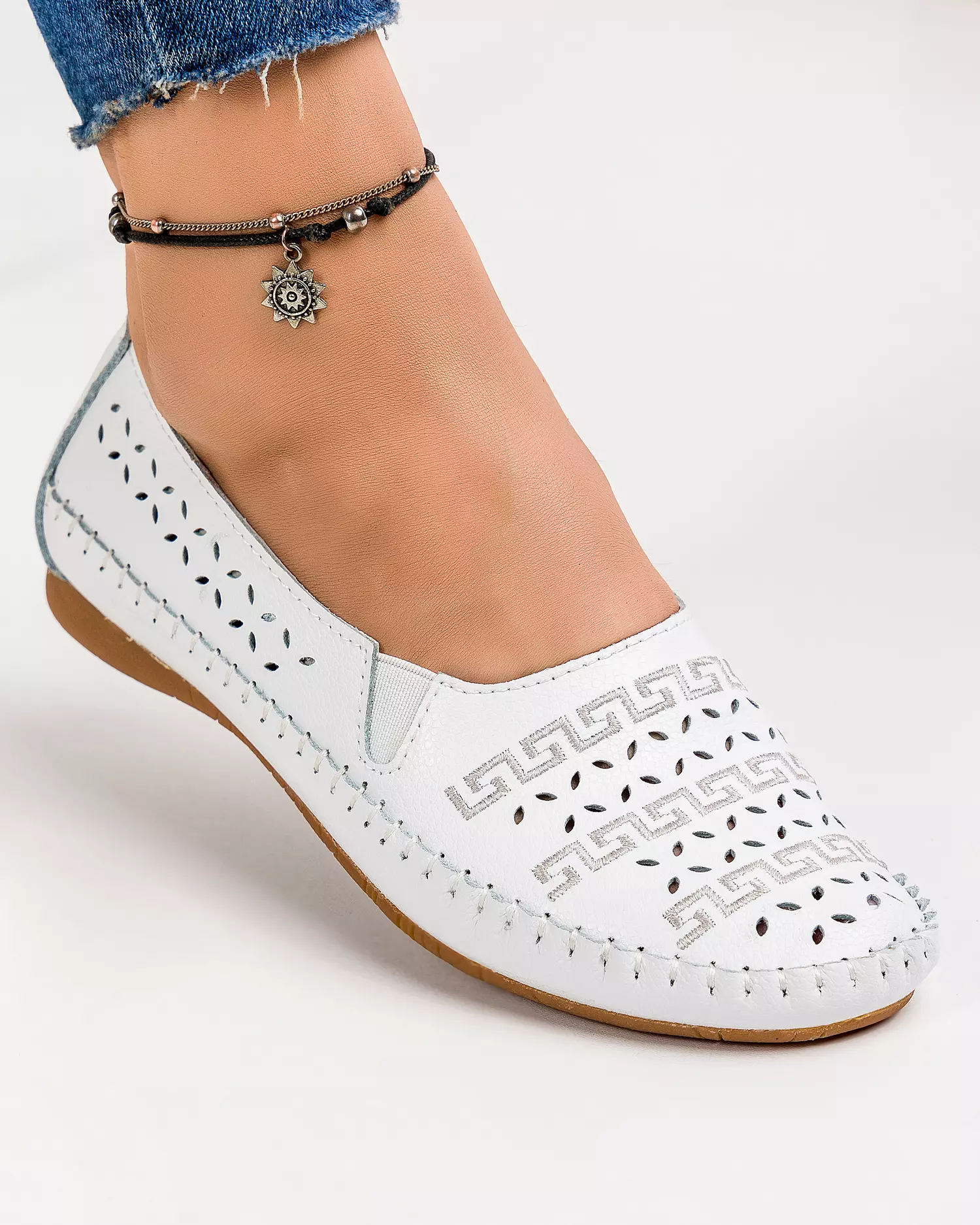 mocasini-dama-piele-naturala-albi-perforati-cusatura-decorativa-23074-51013-2.webp