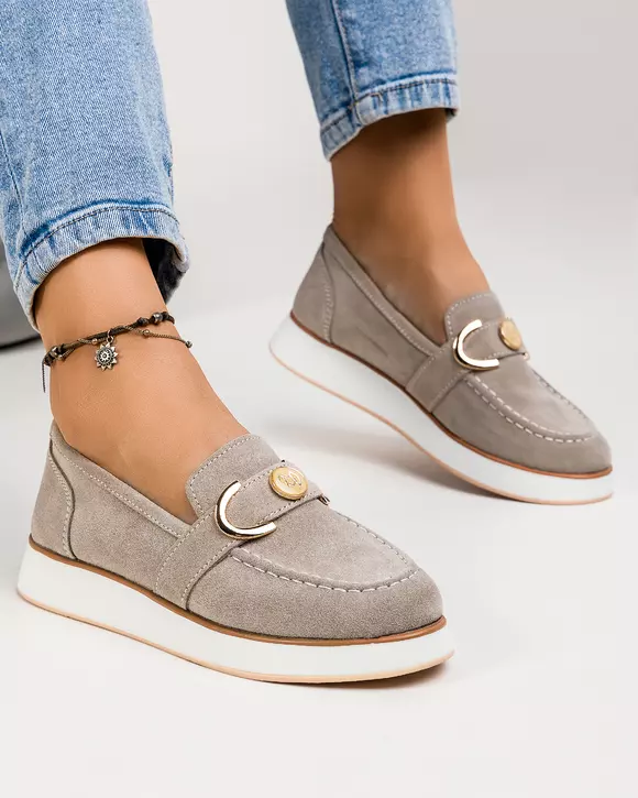 Mocasini dama piele naturala intoarsa gri deschis cu accesoriu auriu JY3555