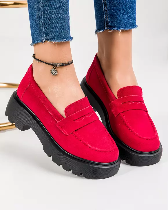 Mocasini dama piele naturala intoarsa rosii cu accesoriu si talpa neagra T-3203