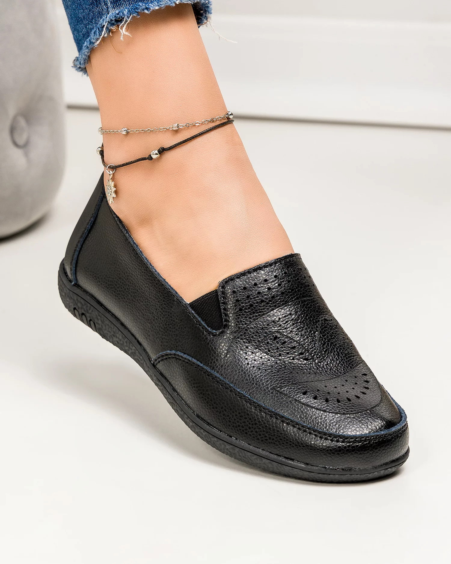 mocasini-dama-piele-naturala-negri-cu-insertie-elastica-si-model-perforat-f003-636-70534-2.webp