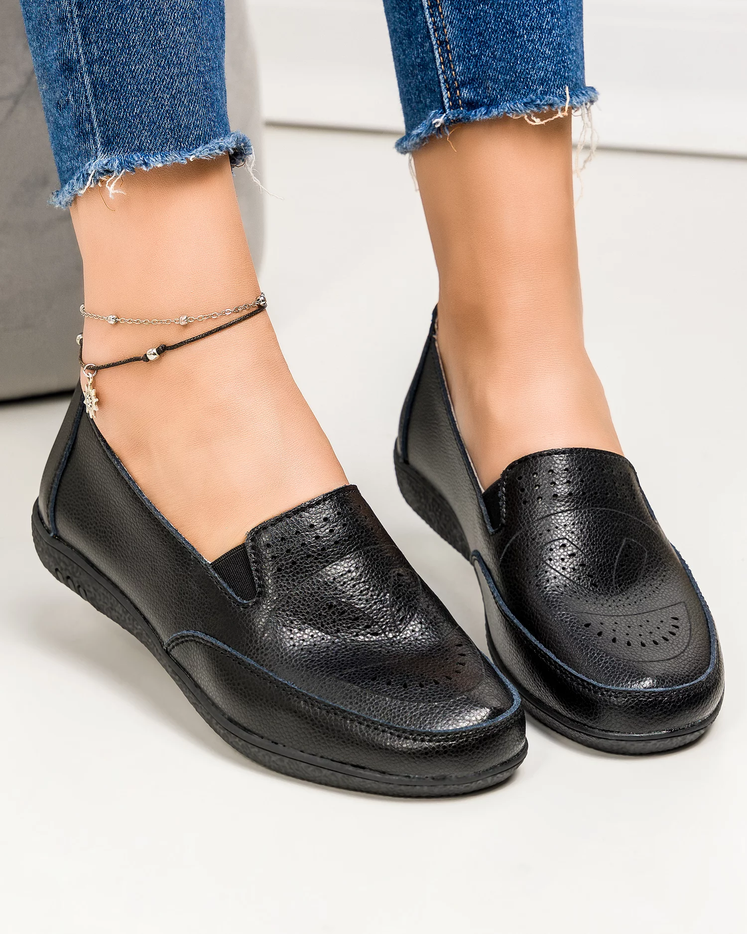 mocasini-dama-piele-naturala-negri-cu-insertie-elastica-si-model-perforat-f003-636-70537-2.webp