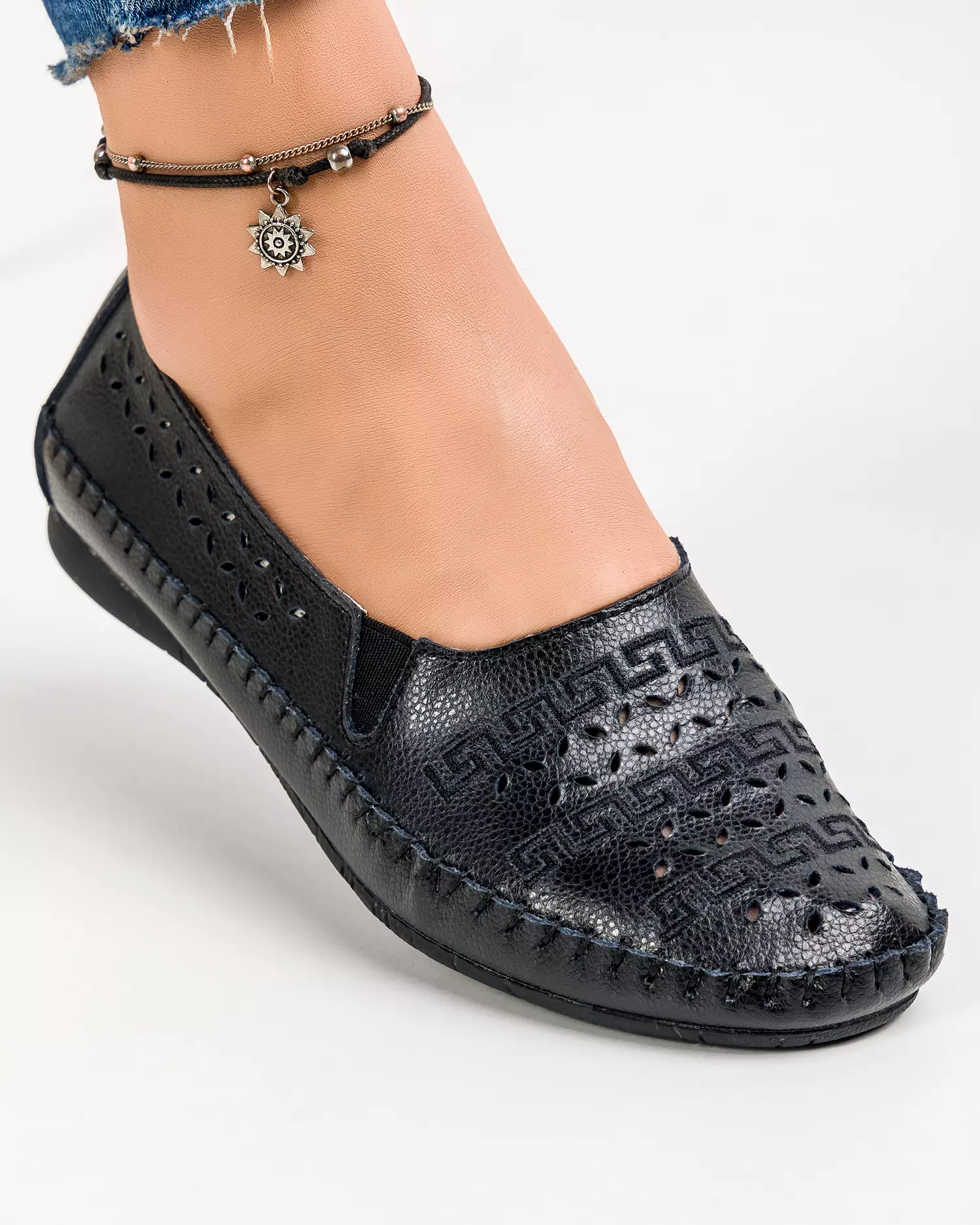 mocasini-dama-piele-naturala-negri-perforati-cusatura-decorativa-23074-51028-2.webp