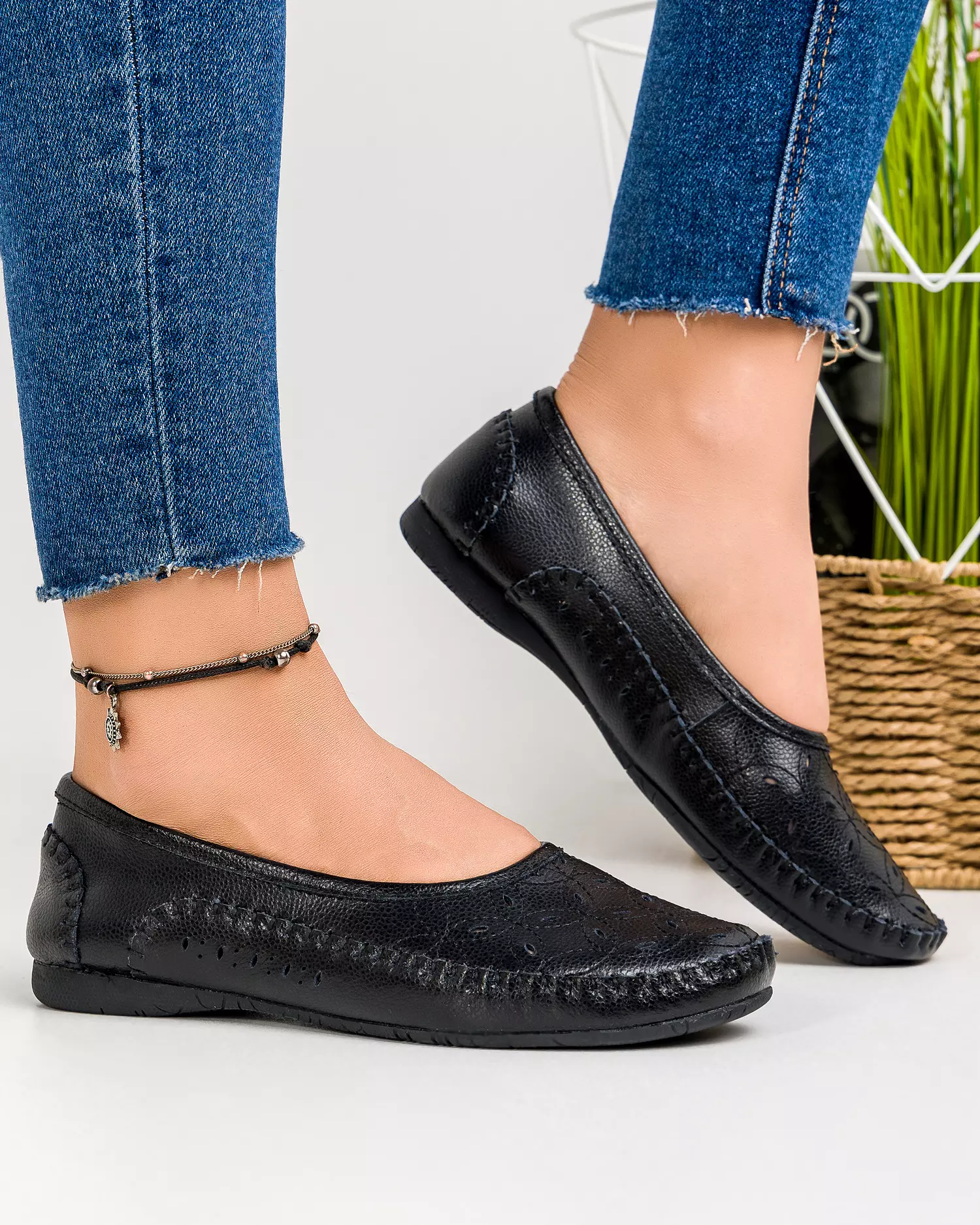 mocasini-negri-piele-naturala-cu-model-perforat-vk1024-9-51046-2.webp