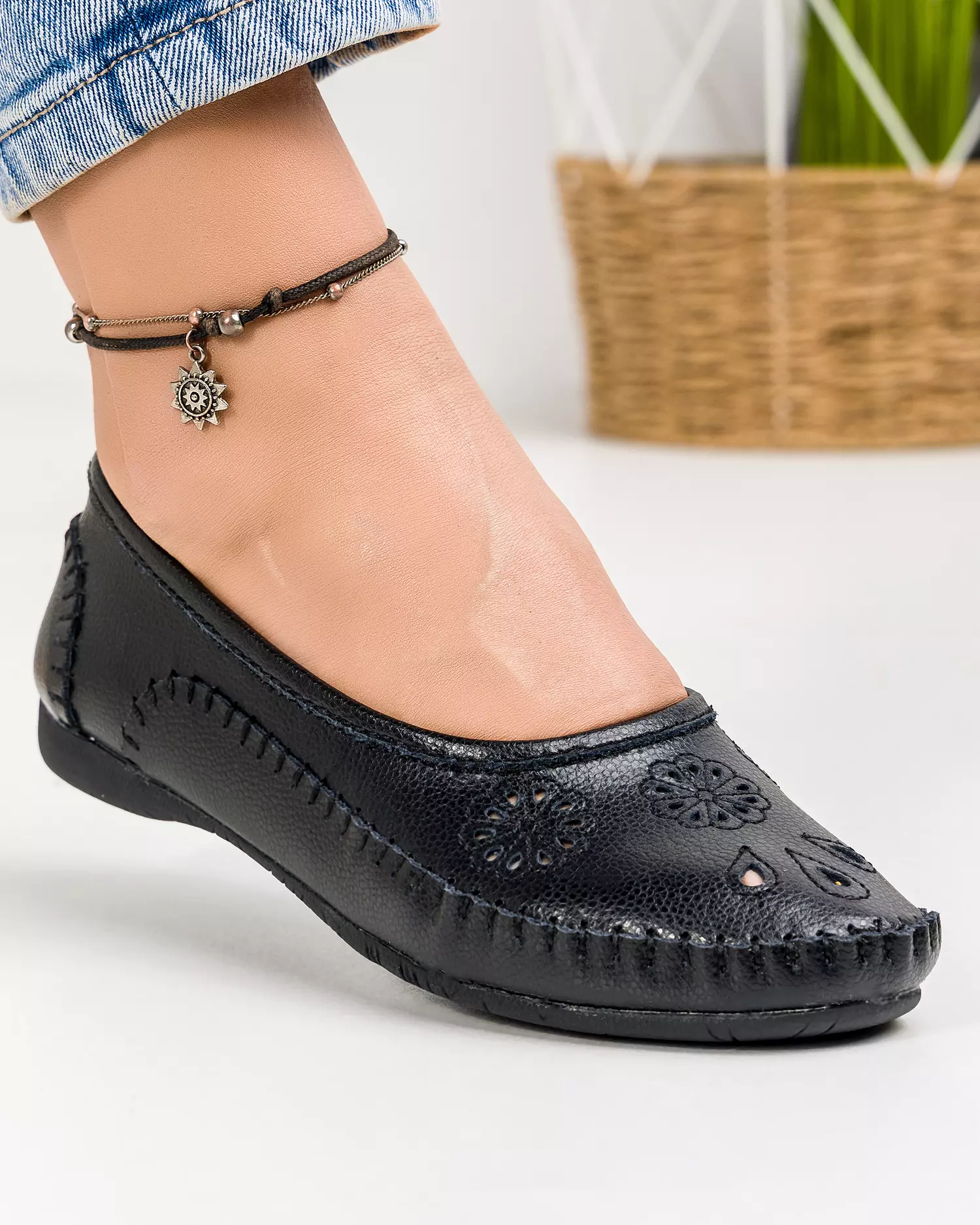 mocasini-negri-piele-naturala-cu-perforatii-florale-xh01-52342-2.webp