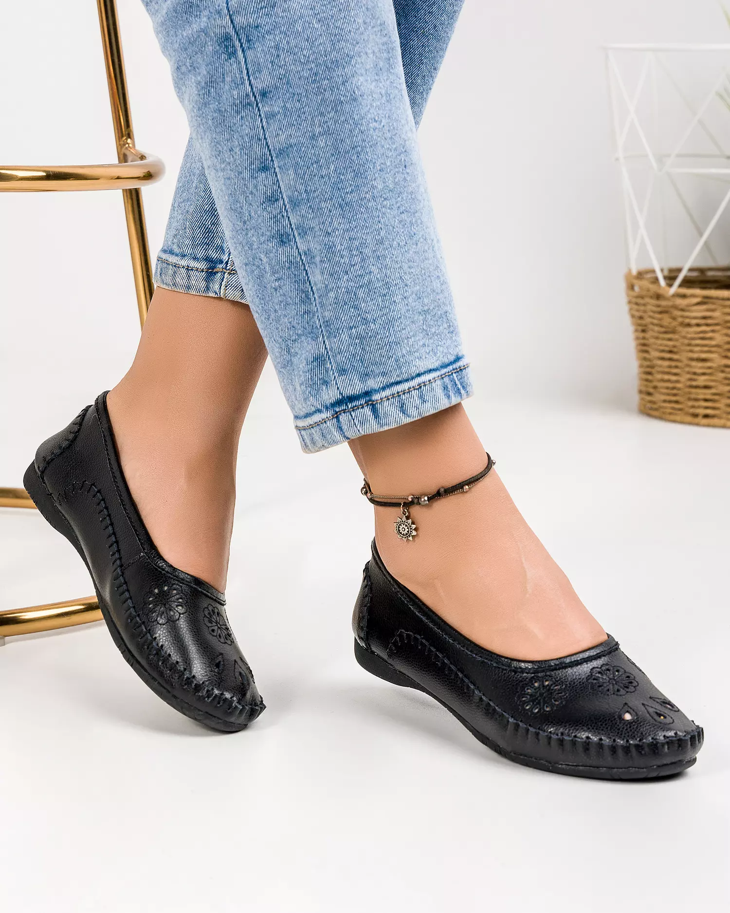 mocasini-negri-piele-naturala-cu-perforatii-florale-xh01-52348-2.webp