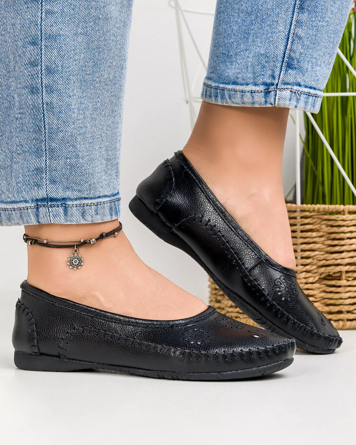 mocasini-negri-piele-naturala-cu-perforatii-florale-xh01-52351-2.webp