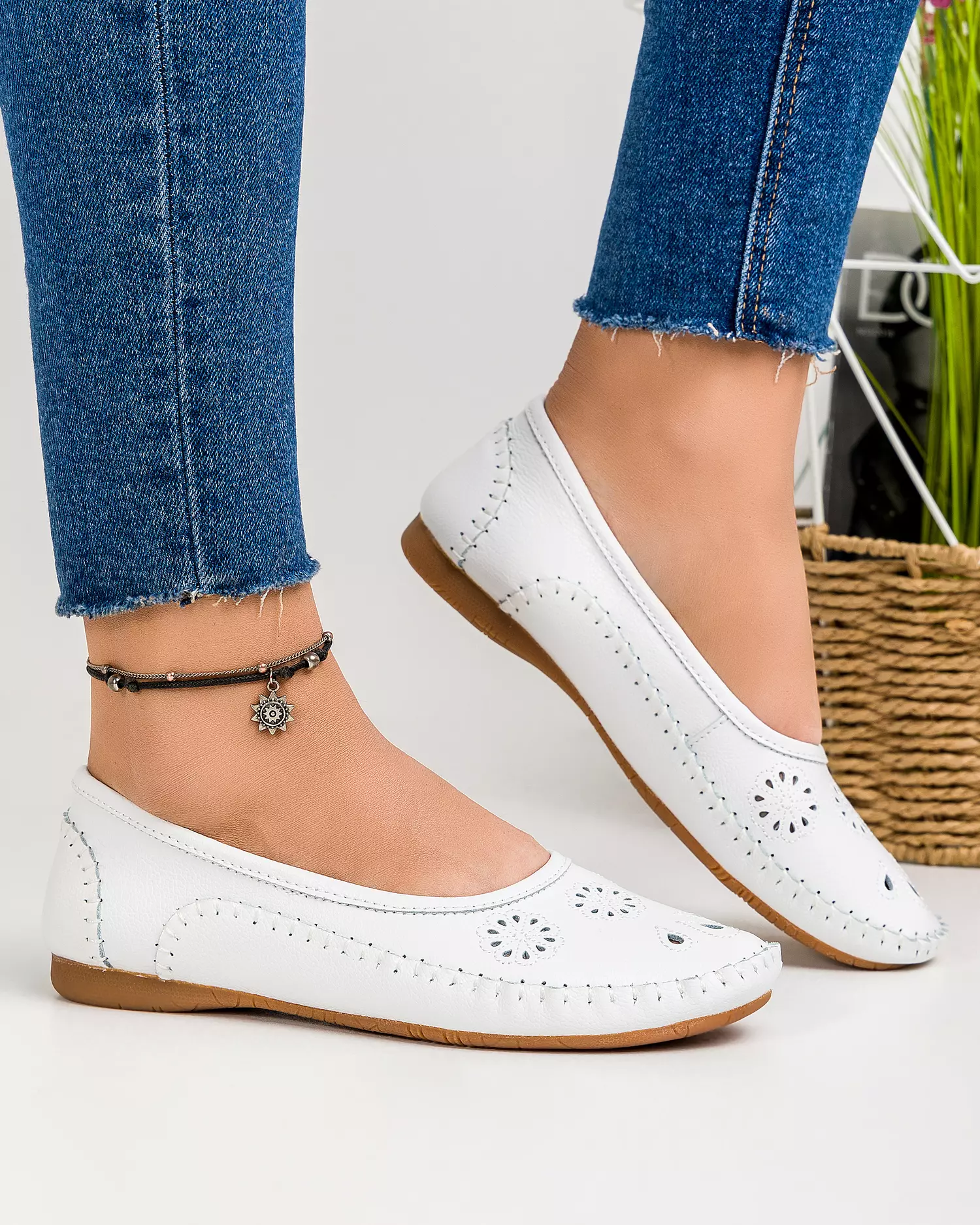 mocasini-piele-naturala-albi-cu-perforatii-florale-xh01-51034-2.webp