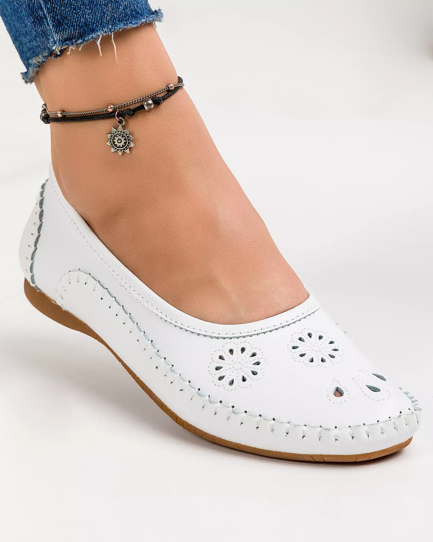 mocasini-piele-naturala-albi-cu-perforatii-florale-xh01-51040-2.webp