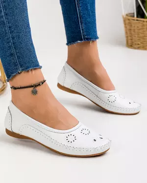 Mocasini Piele Naturala Albi Cu Perforatii Florale XH01