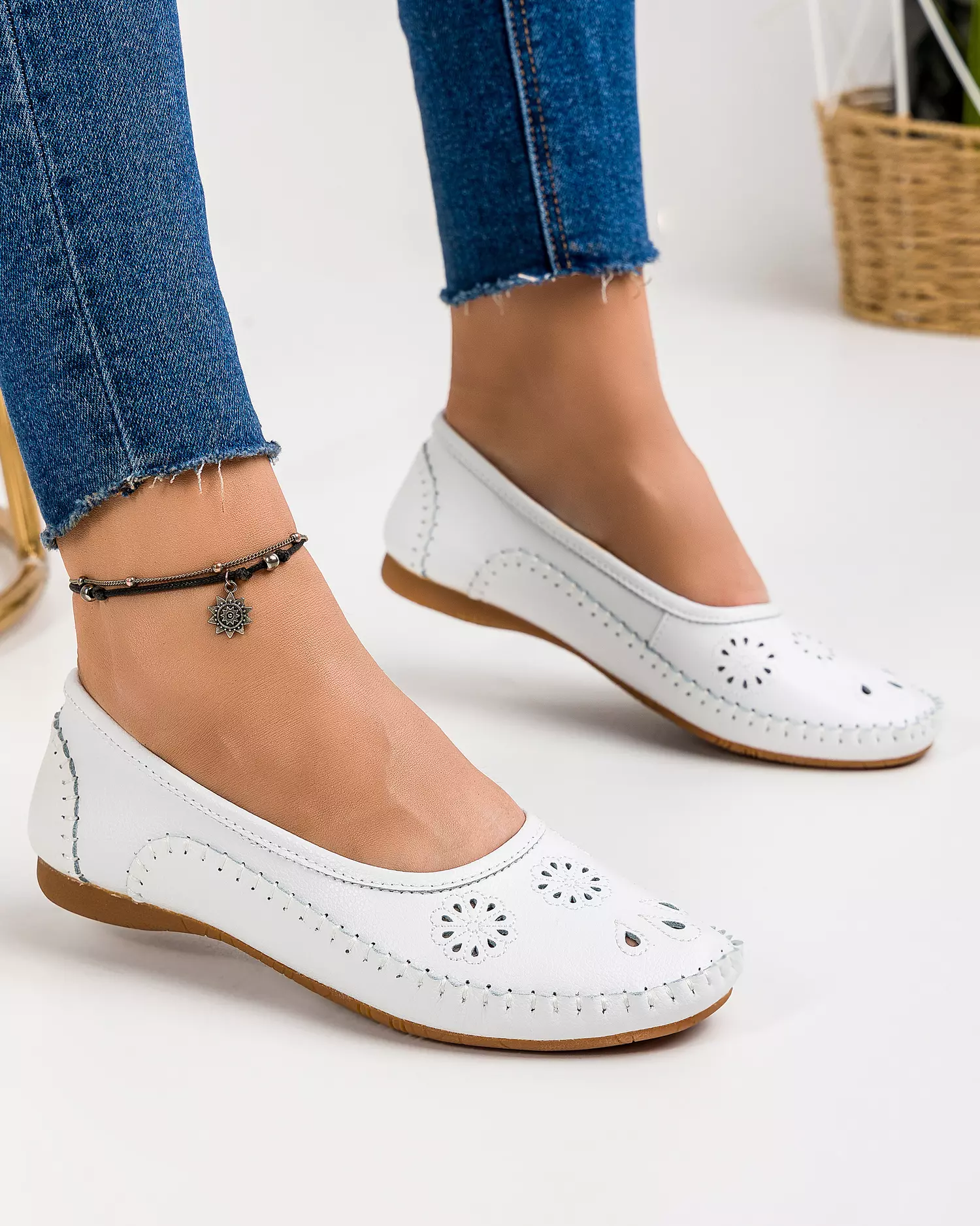 mocasini-piele-naturala-albi-cu-perforatii-florale-xh01-51043-2.webp