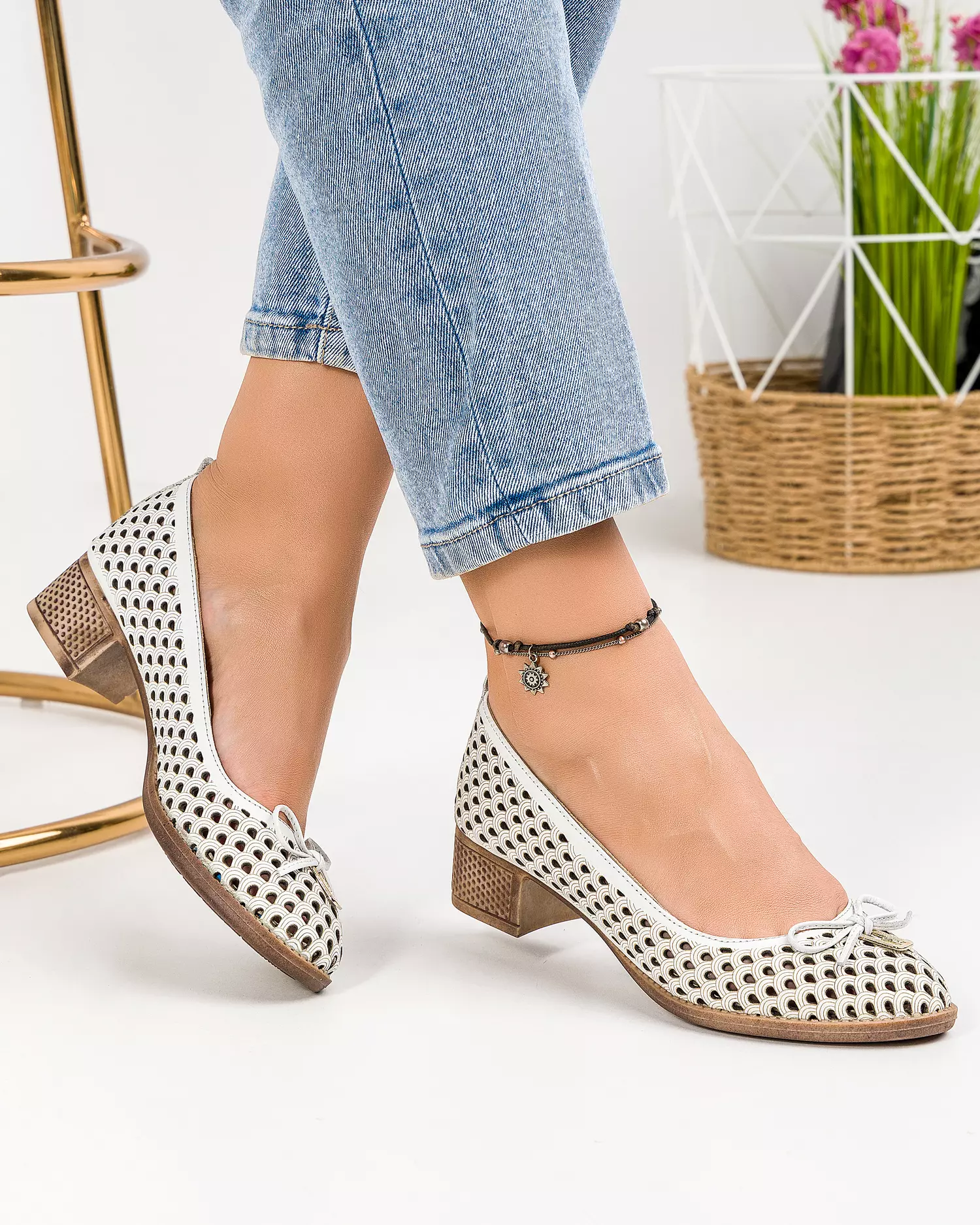 pantofi-albi-cu-fundita-si-accesoriu-auriu-perforati-piele-naturala-ak505-51838-2.webp