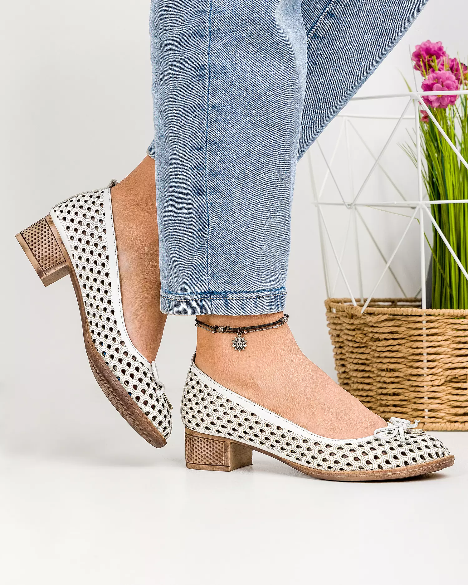 pantofi-albi-cu-fundita-si-accesoriu-auriu-perforati-piele-naturala-ak505-51847-2.webp