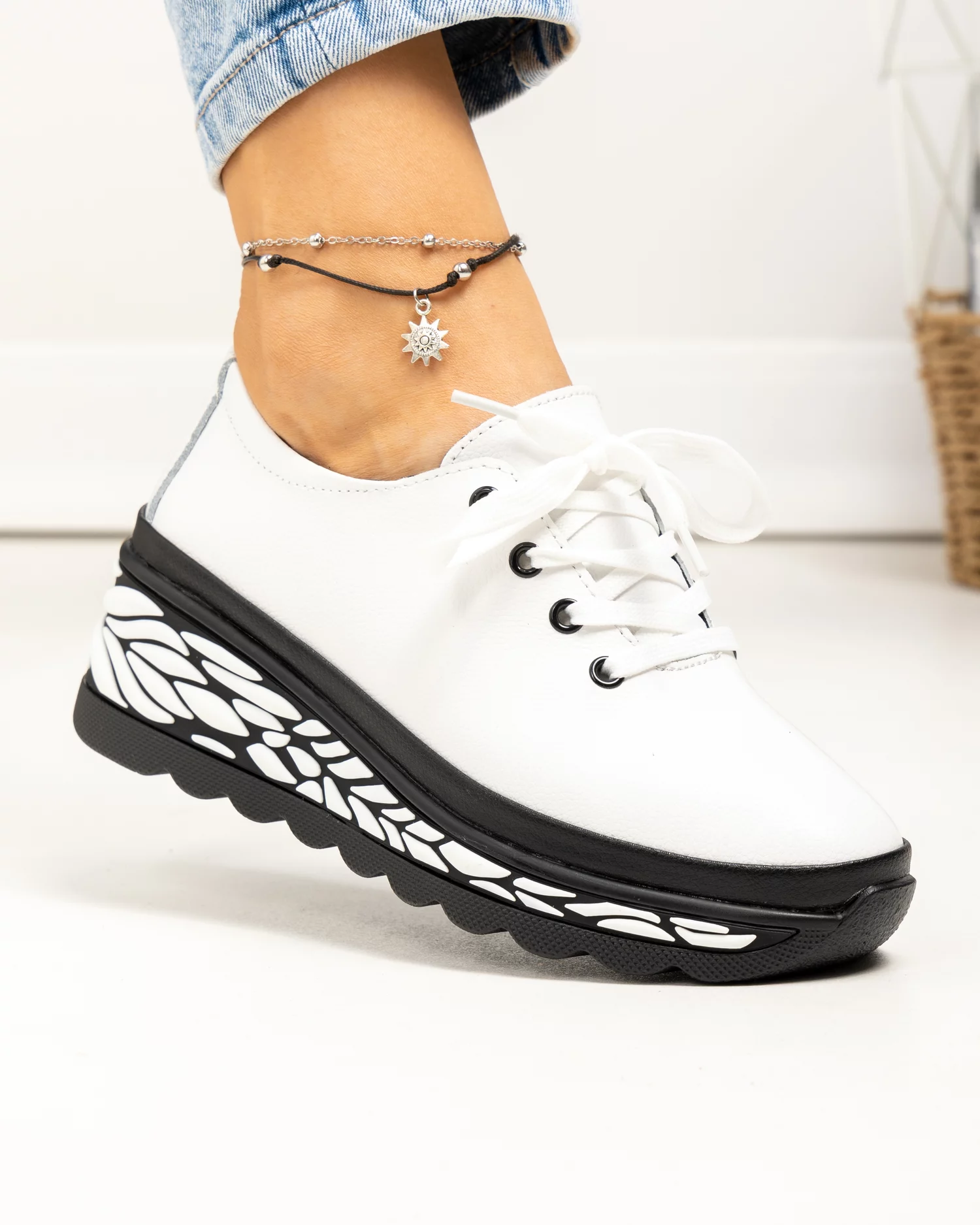 pantofi-casual-dama-piele-naturala-alb-cu-negru-si-inchidere-sireturi-jy5096-85729-2.webp