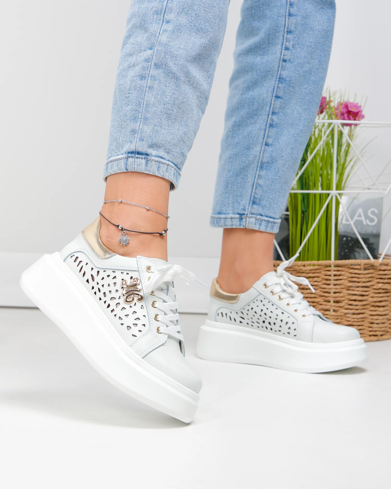 pantofi-casual-dama-piele-naturala-alb-murdar-cu-model-perforat-si-accesoriu-metalic-t6043-90862-2.webp