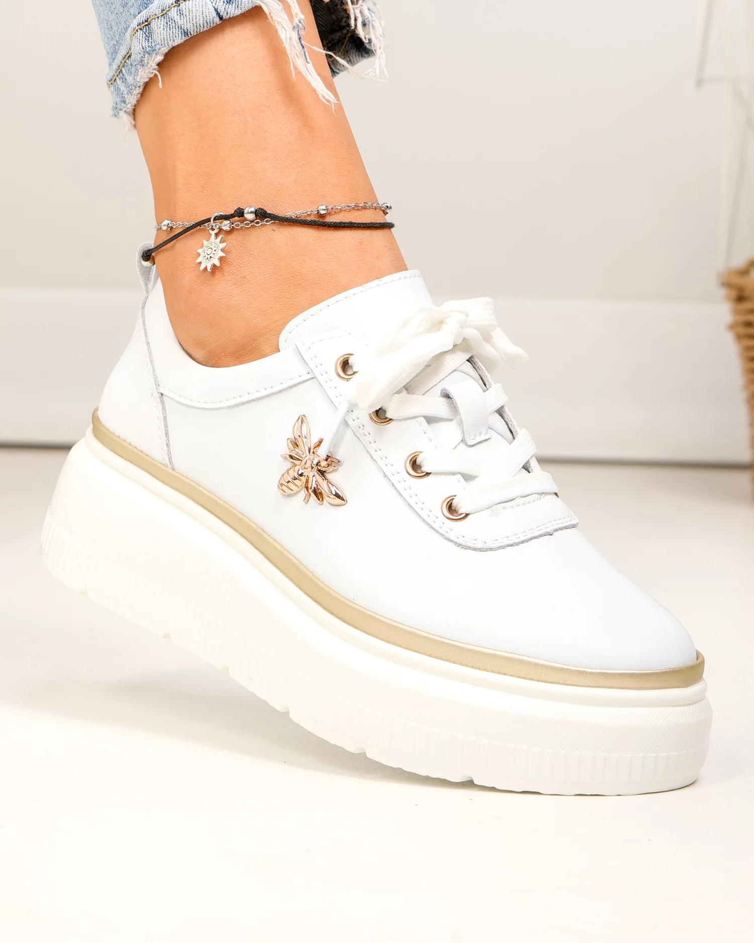 pantofi-casual-dama-piele-naturala-albi-cu-aplicatie-metalica-insecta-f002-353-86956-2.webp