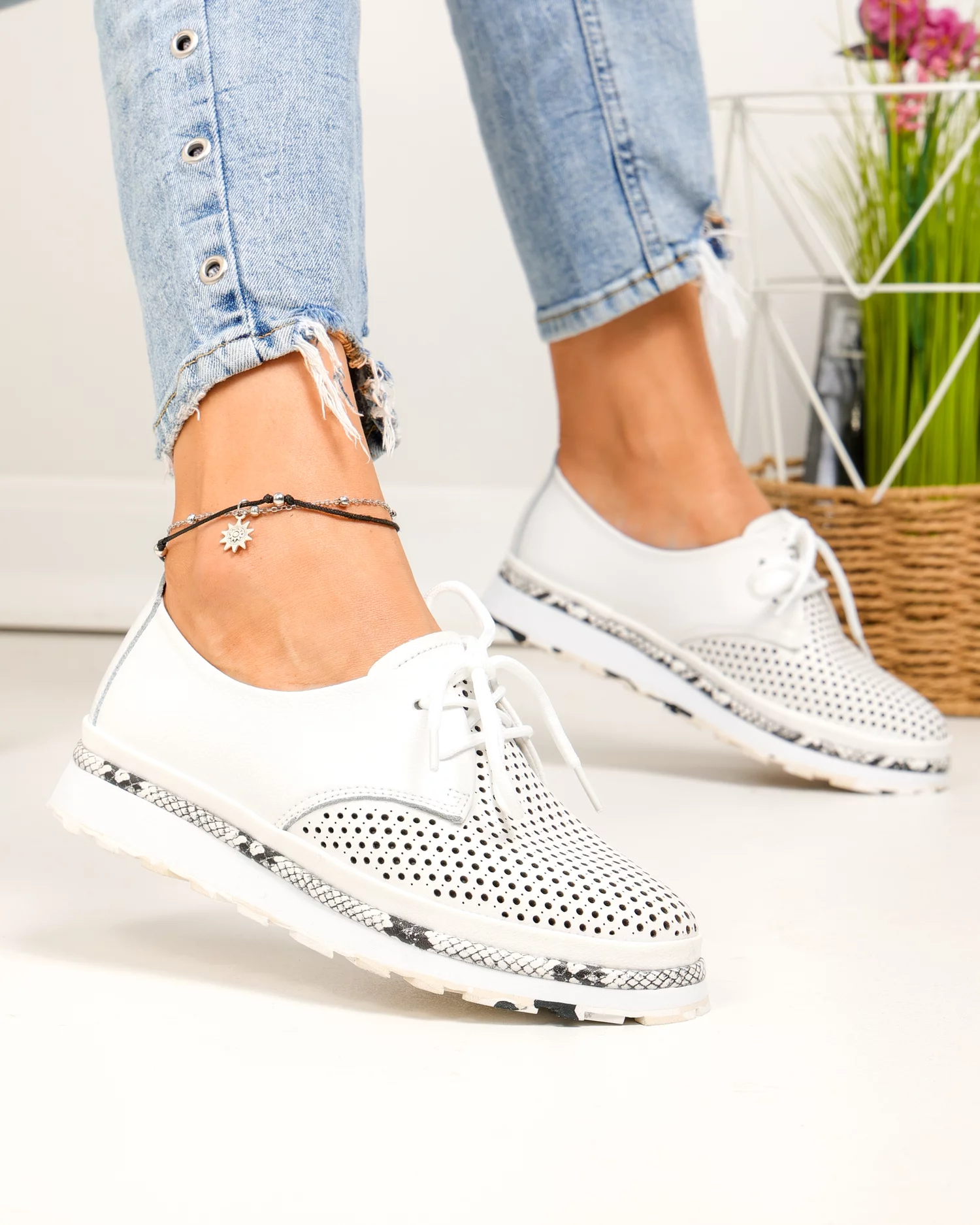 pantofi-casual-dama-piele-naturala-albi-cu-inchidere-sireturi-si-perforatii-jy3930-86773-2.webp