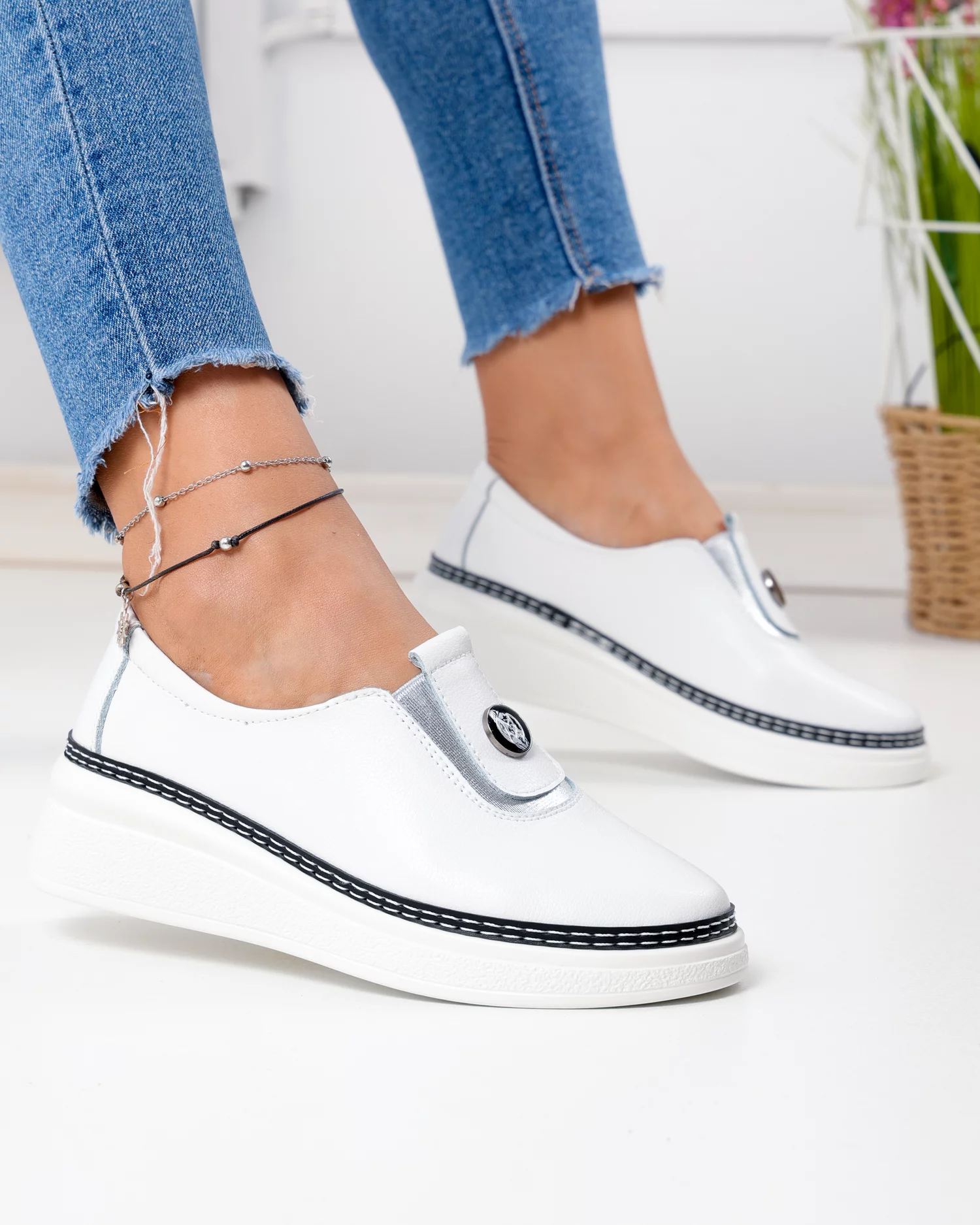 pantofi-casual-dama-piele-naturala-albi-cu-inchidere-slip-on-jy6709-103855-2.webp