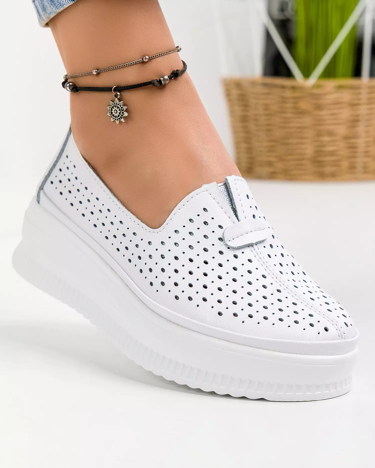pantofi-casual-dama-piele-naturala-albi-perforati-aw462-47770-2.webp