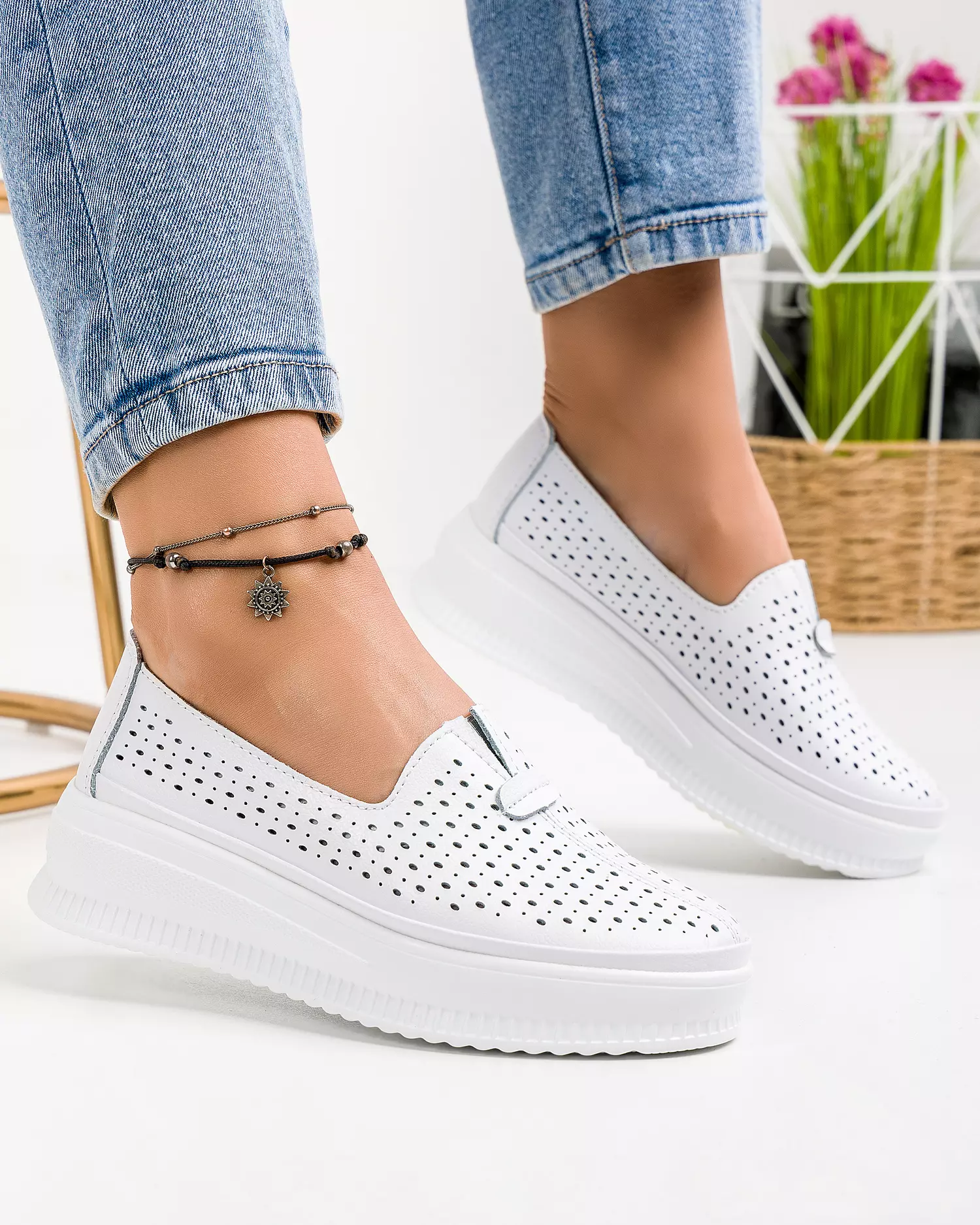 pantofi-casual-dama-piele-naturala-albi-perforati-aw462-47773-2.webp