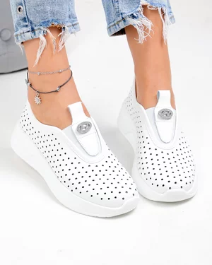 Pantofi casual dama piele naturala albi perforati cu inchidere slip-on si accesoriu aplicat F001-927