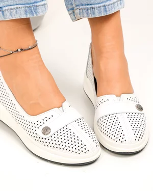 Pantofi casual dama piele naturala albi perforati cu inchidere slip-on si bareta decorativa JY3951