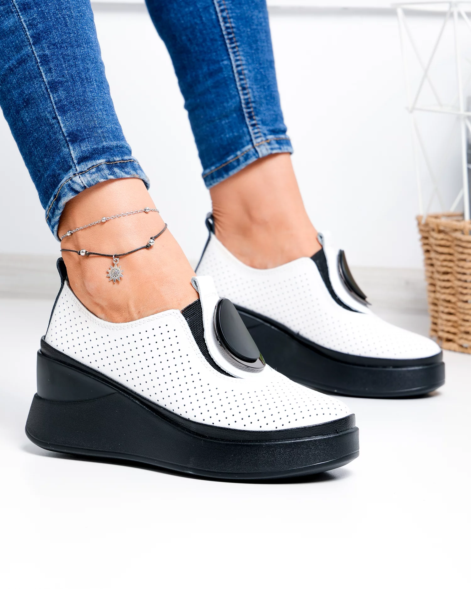 pantofi-casual-dama-piele-naturala-albi-perforati-cu-talpa-neagra-t-6050h-102751-2.webp