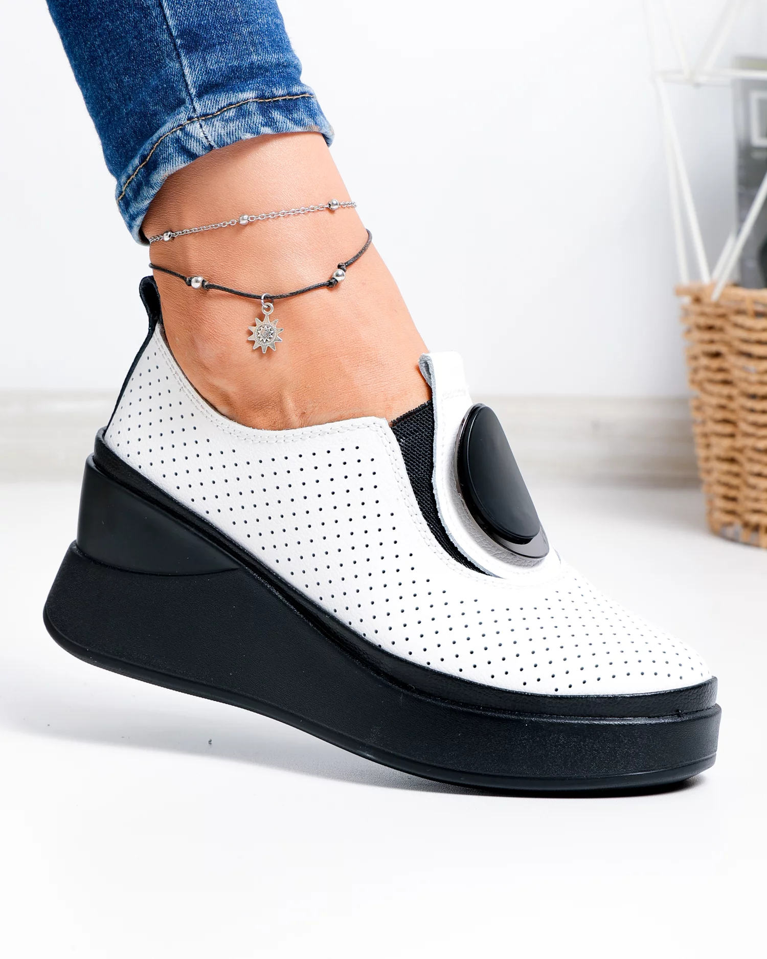 pantofi-casual-dama-piele-naturala-albi-perforati-cu-talpa-neagra-t-6050h-102754-2.webp