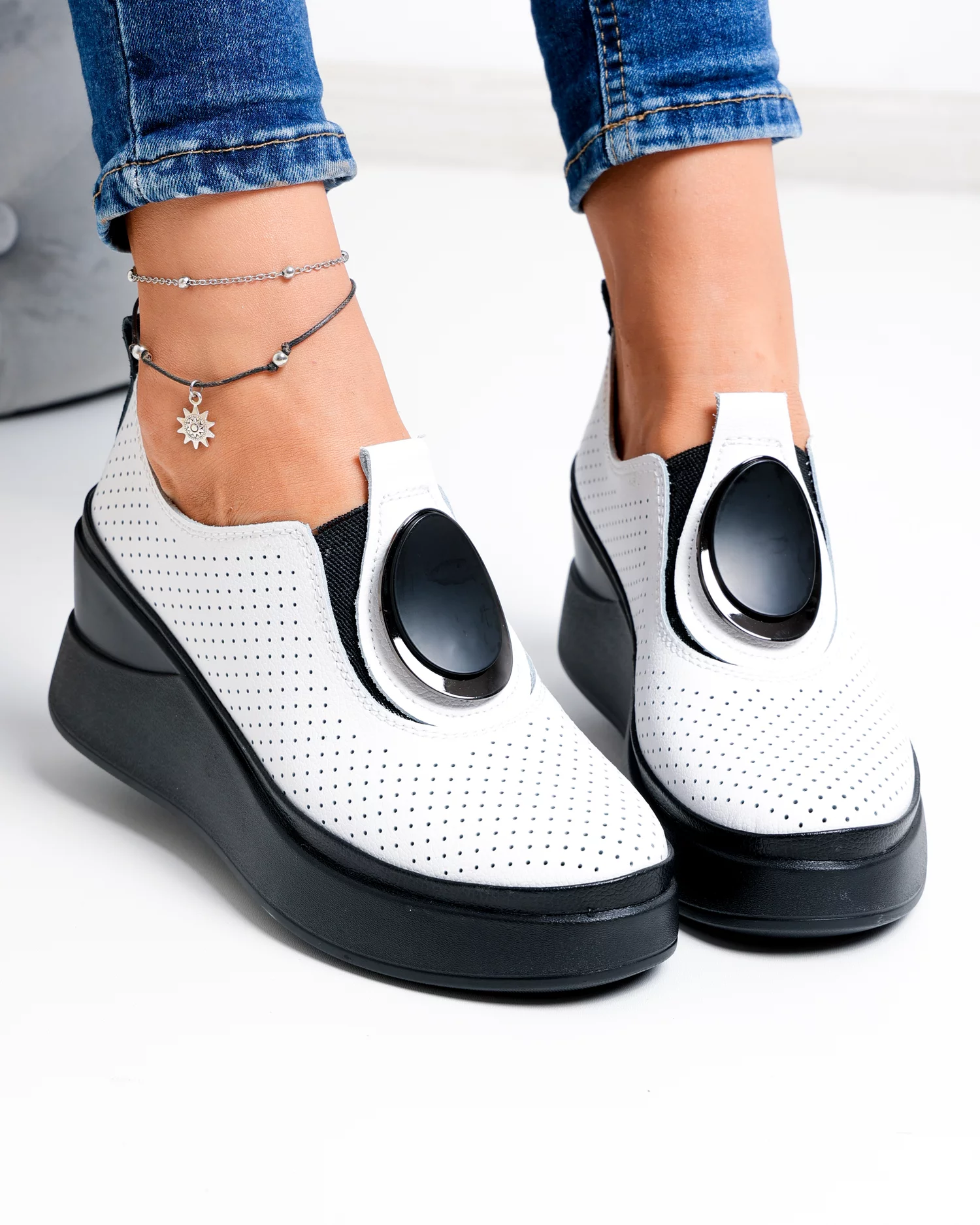 pantofi-casual-dama-piele-naturala-albi-perforati-cu-talpa-neagra-t-6050h-102757-2.webp