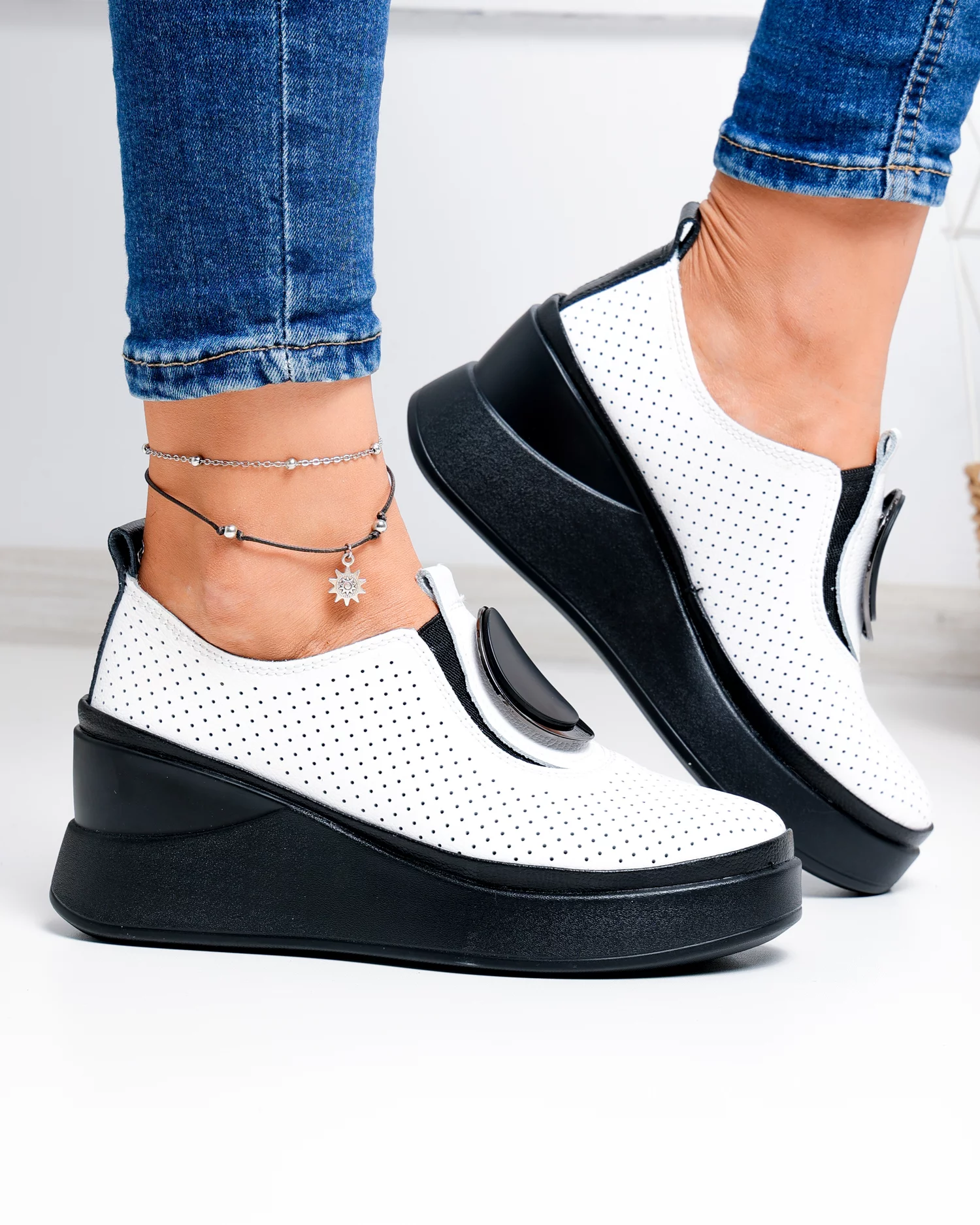 pantofi-casual-dama-piele-naturala-albi-perforati-cu-talpa-neagra-t-6050h-102760-2.webp