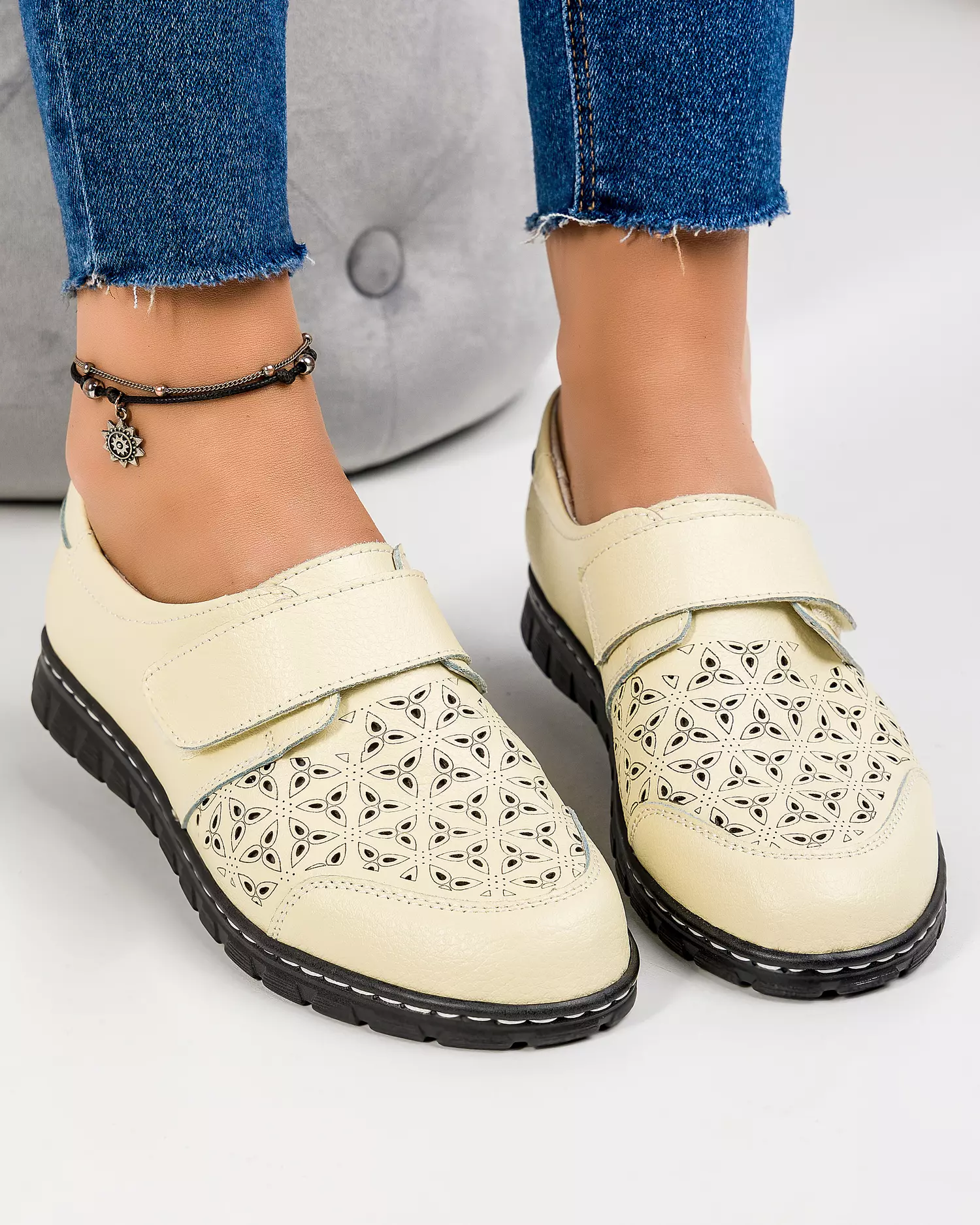 pantofi-casual-dama-piele-naturala-bej-cu-perforatii-florale-si-inchidere-scai-t-3023-48817-2.webp