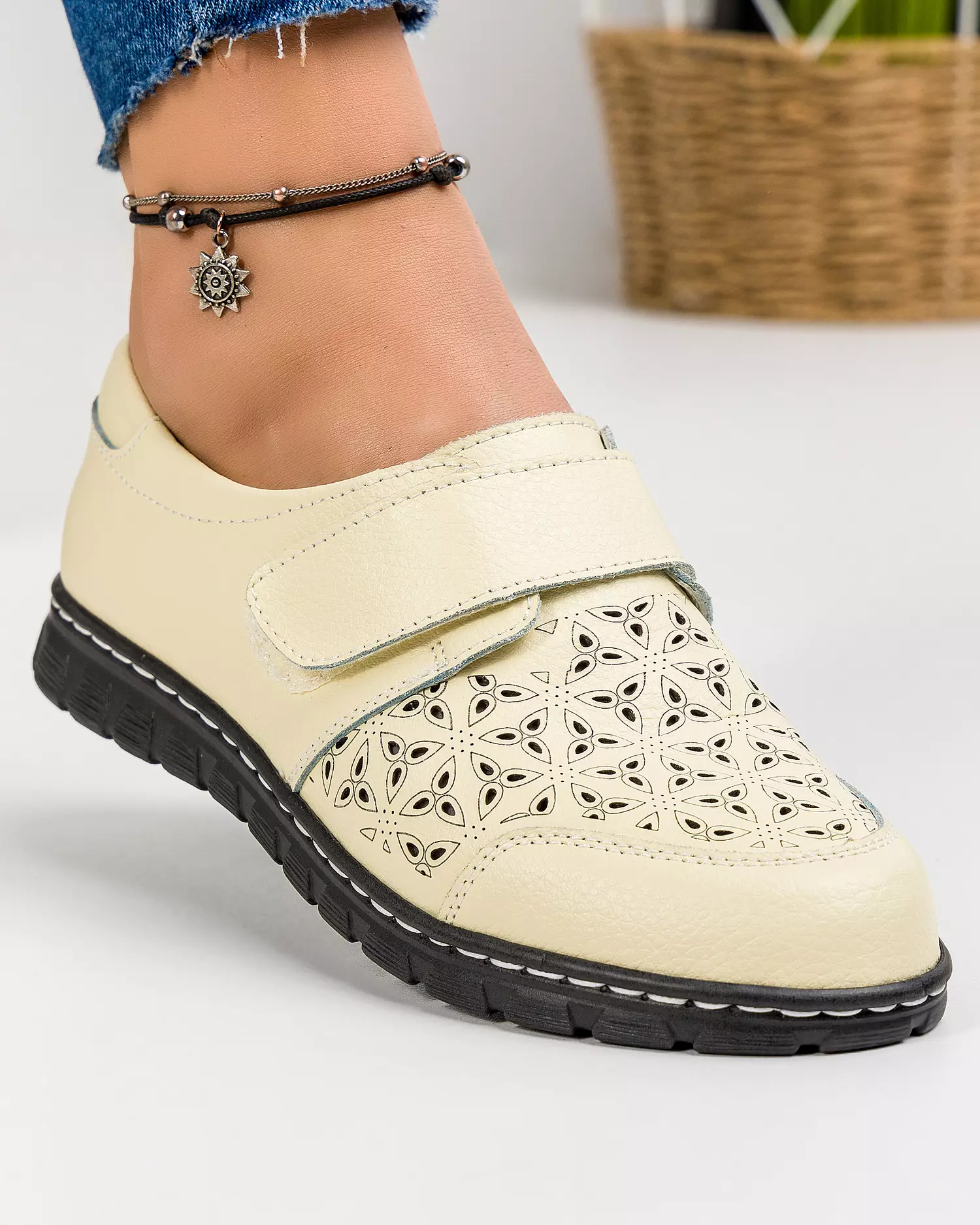 pantofi-casual-dama-piele-naturala-bej-cu-perforatii-florale-si-inchidere-scai-t-3023-48820-2.webp