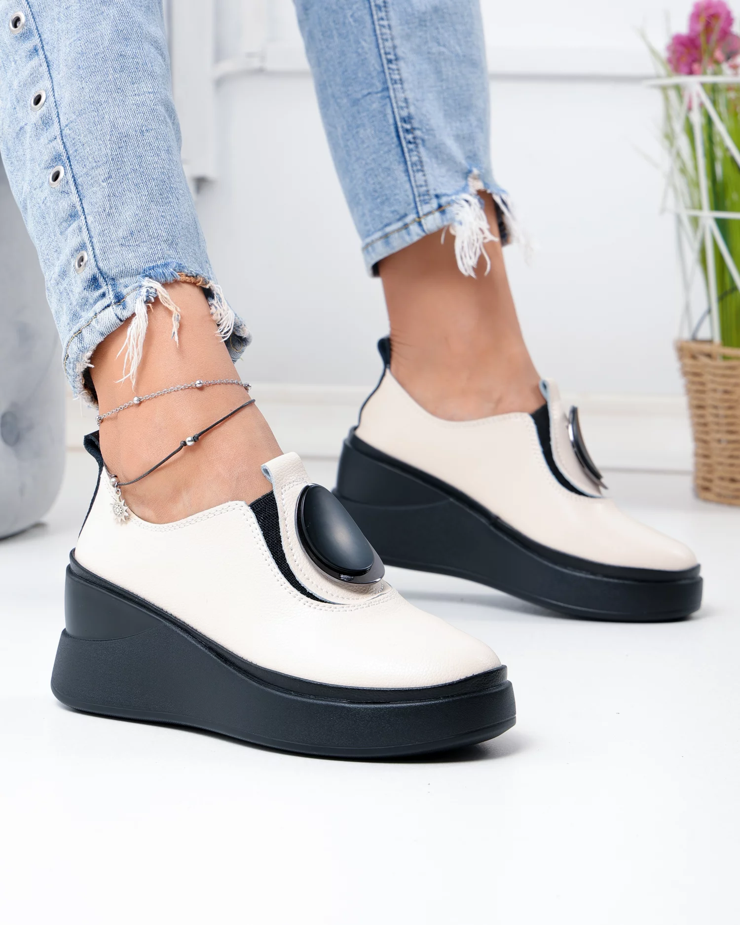 pantofi-casual-dama-piele-naturala-bej-cu-talpa-neagra-tip-platforma-t6050-103687-2.webp