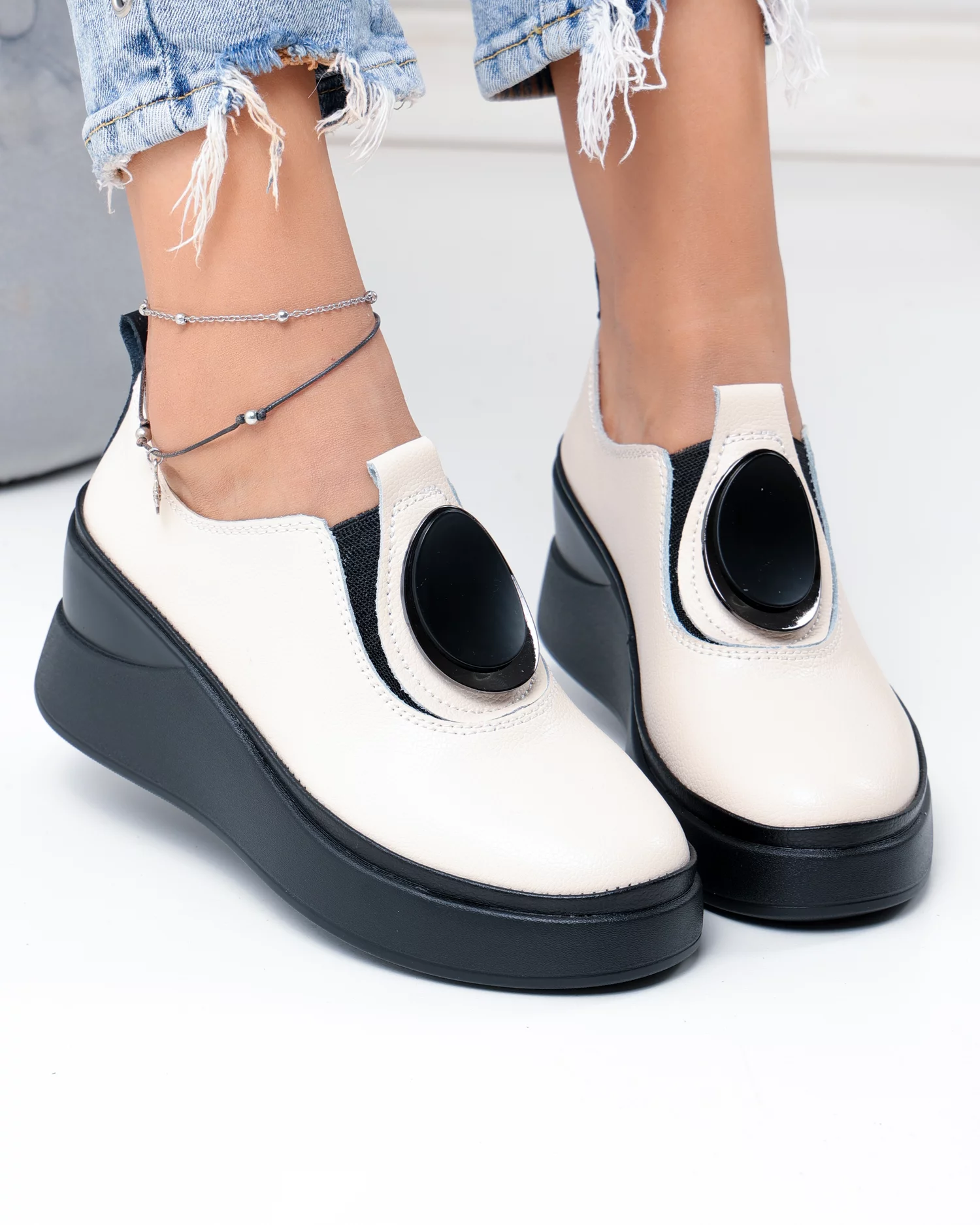 pantofi-casual-dama-piele-naturala-bej-cu-talpa-neagra-tip-platforma-t6050-103693-2.webp