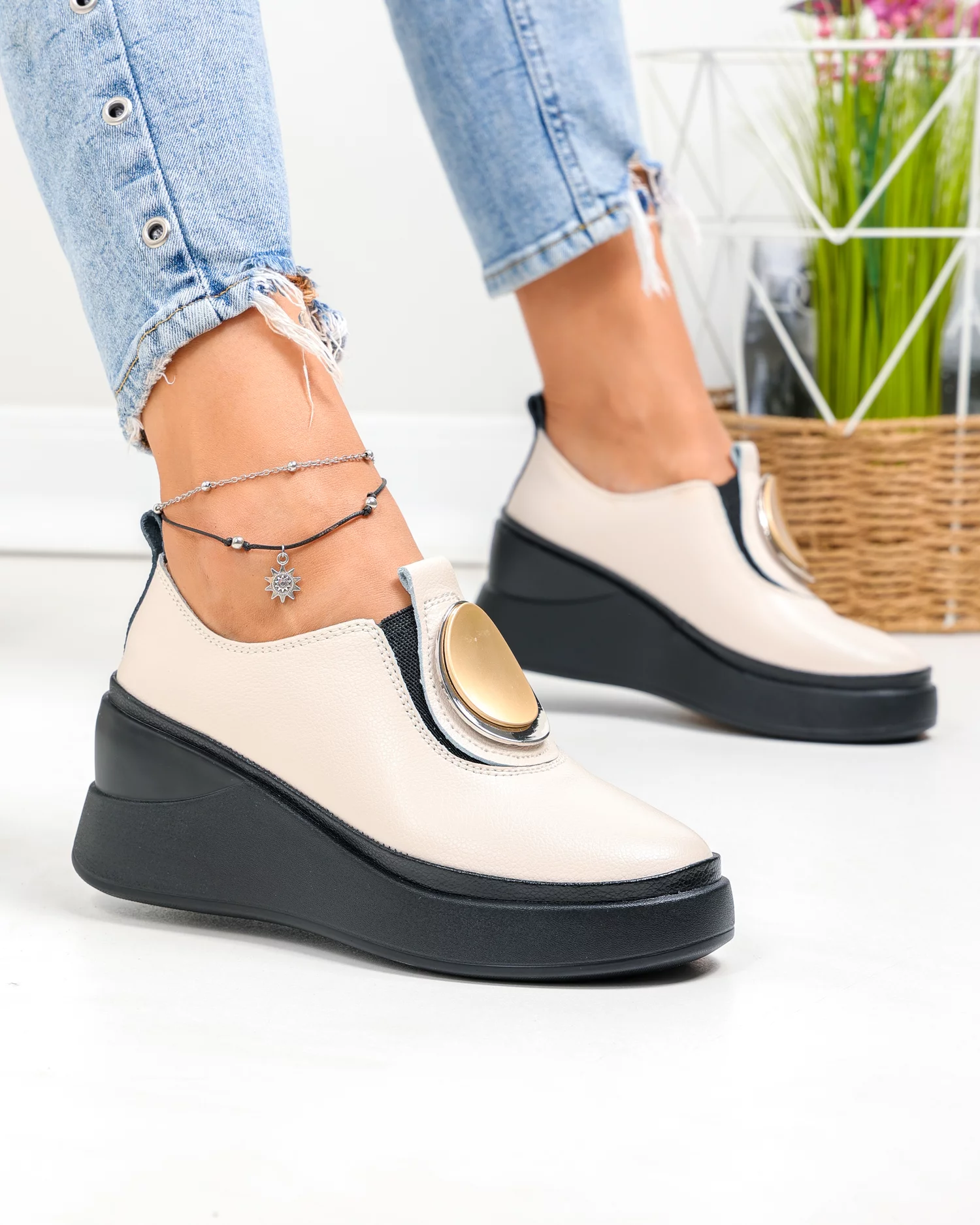 pantofi-casual-dama-piele-naturala-bej-cu-talpa-neagra-tip-platforma-t6050-95485-2.webp