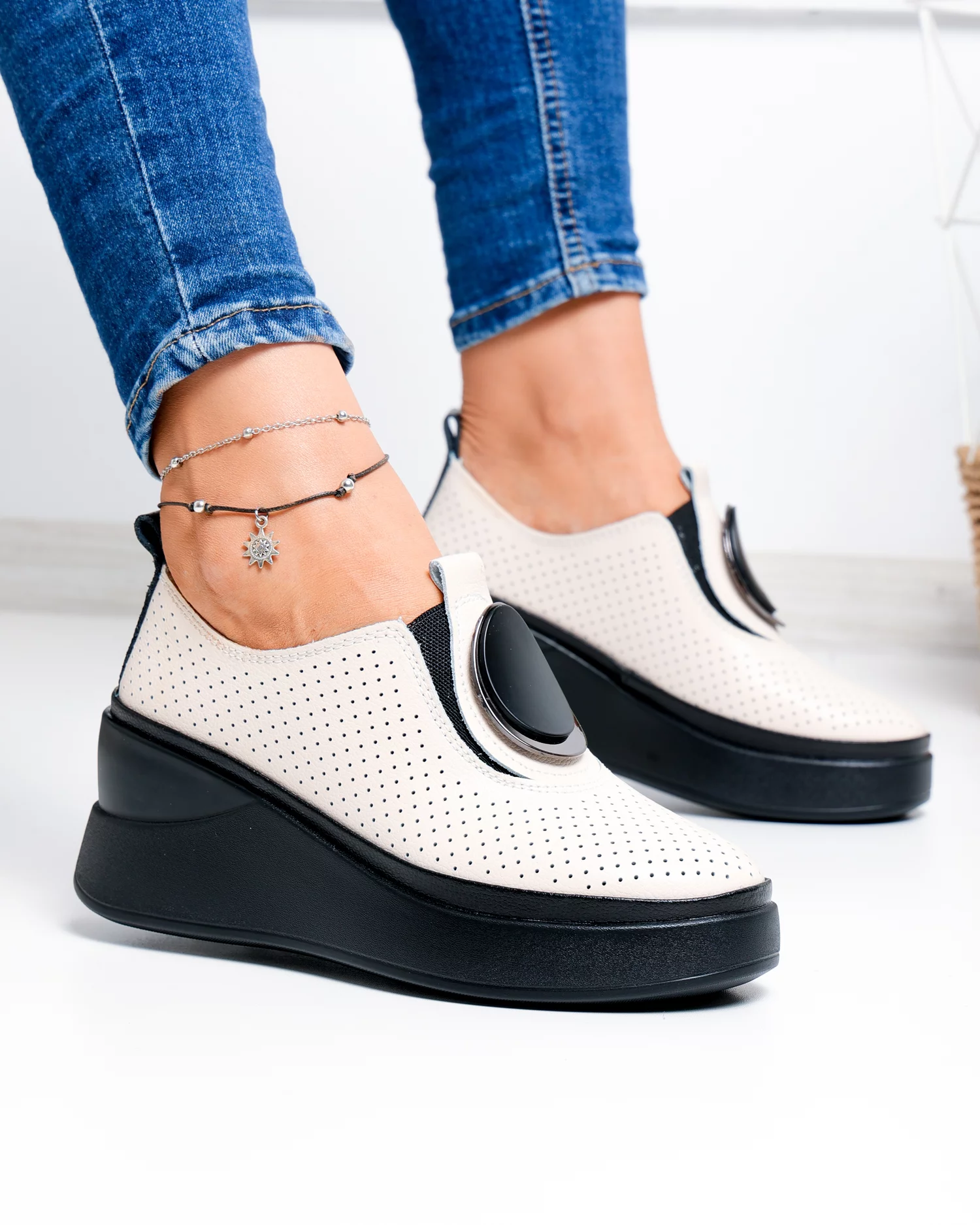 pantofi-casual-dama-piele-naturala-bej-perforati-cu-accesoriu-metalic-t-6050h-102739-2.webp