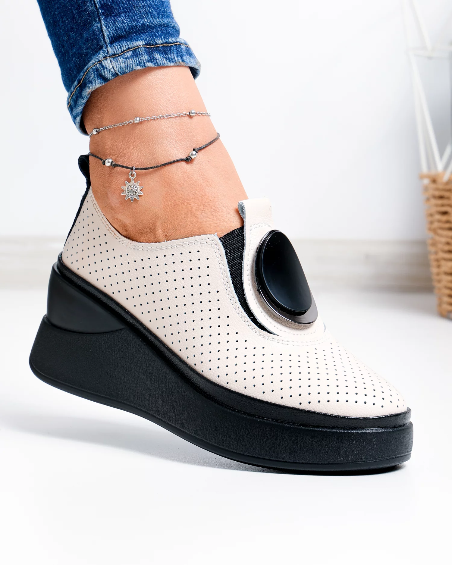 pantofi-casual-dama-piele-naturala-bej-perforati-cu-accesoriu-metalic-t-6050h-102742-2.webp