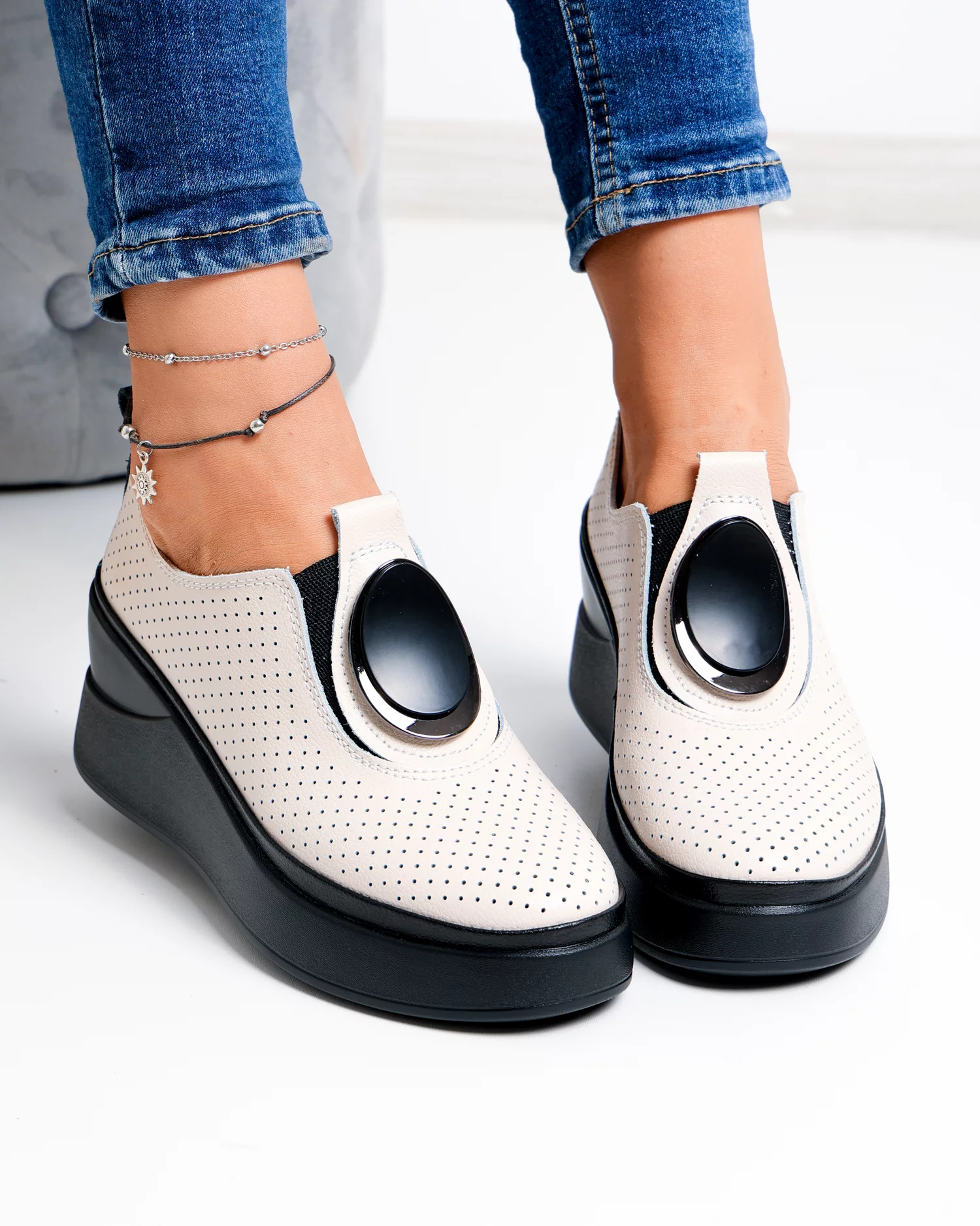 pantofi-casual-dama-piele-naturala-bej-perforati-cu-accesoriu-metalic-t-6050h-102745-2.webp
