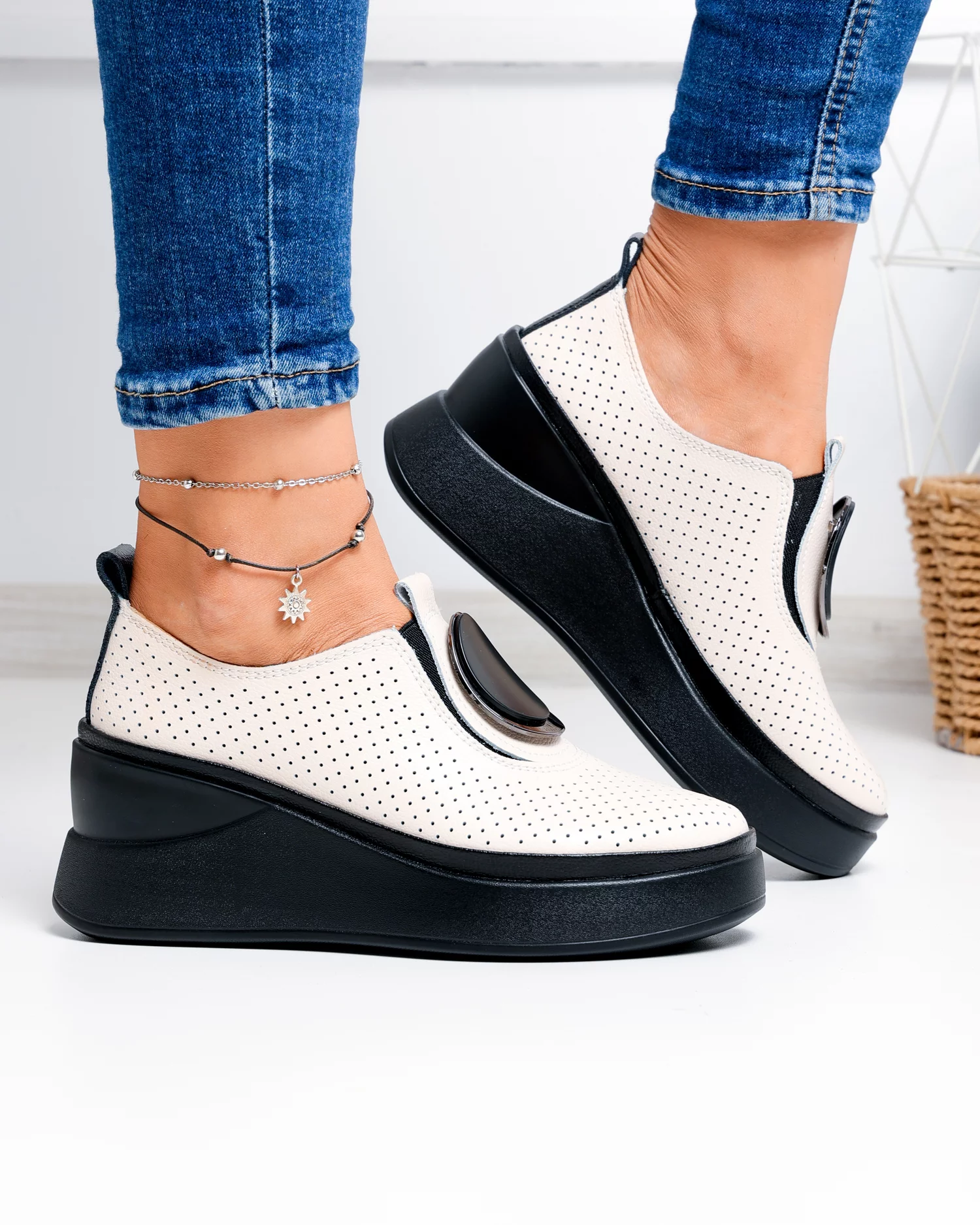 pantofi-casual-dama-piele-naturala-bej-perforati-cu-accesoriu-metalic-t-6050h-102748-2.webp