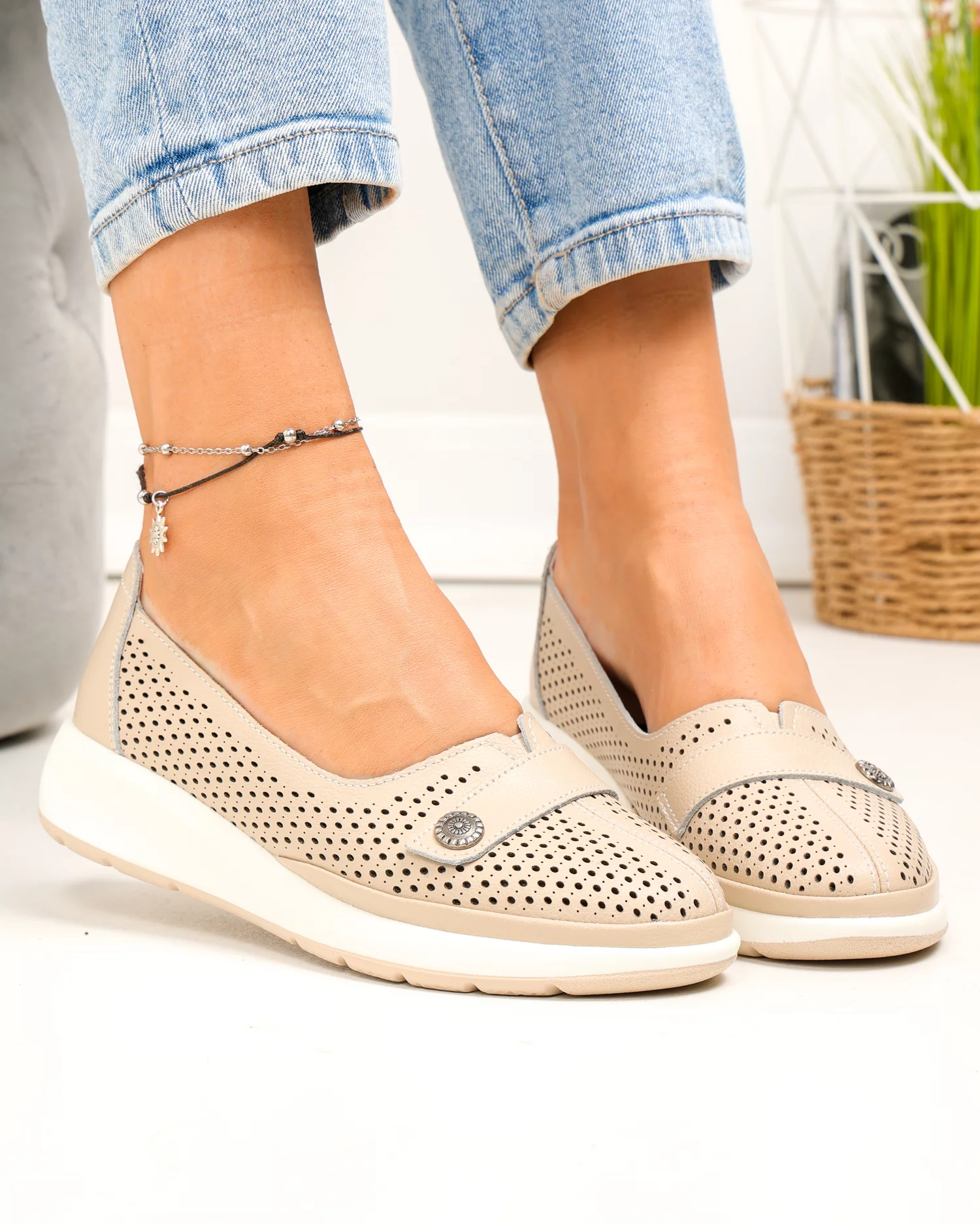 pantofi-casual-dama-piele-naturala-bej-perforati-cu-inchidere-slip-on-jy3951-87307-2.webp